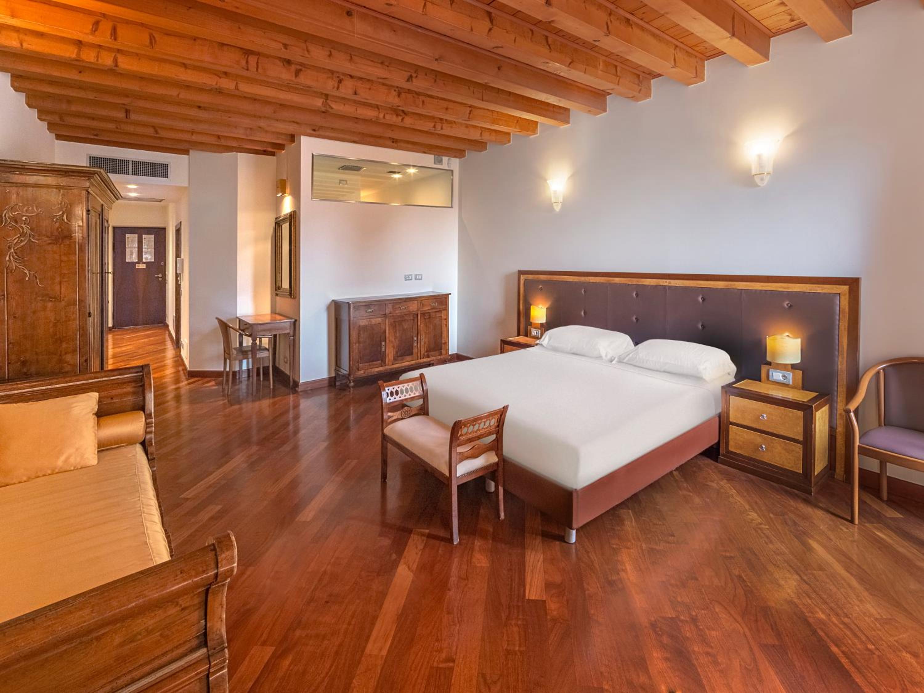 Deluxe Double with Balcony and Arena View  - Photo 3