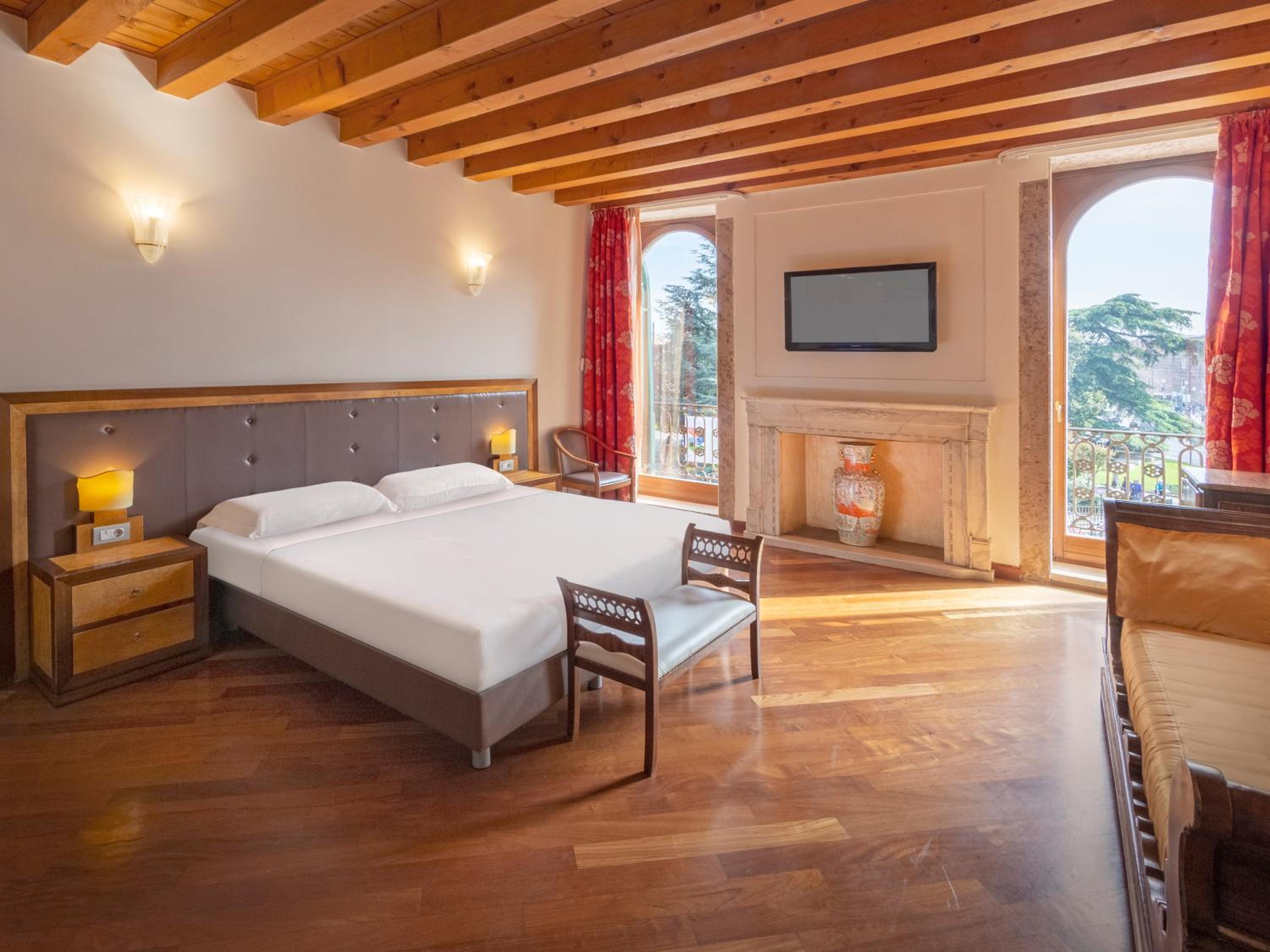 Deluxe Double with Balcony and Arena View  - Photo 5