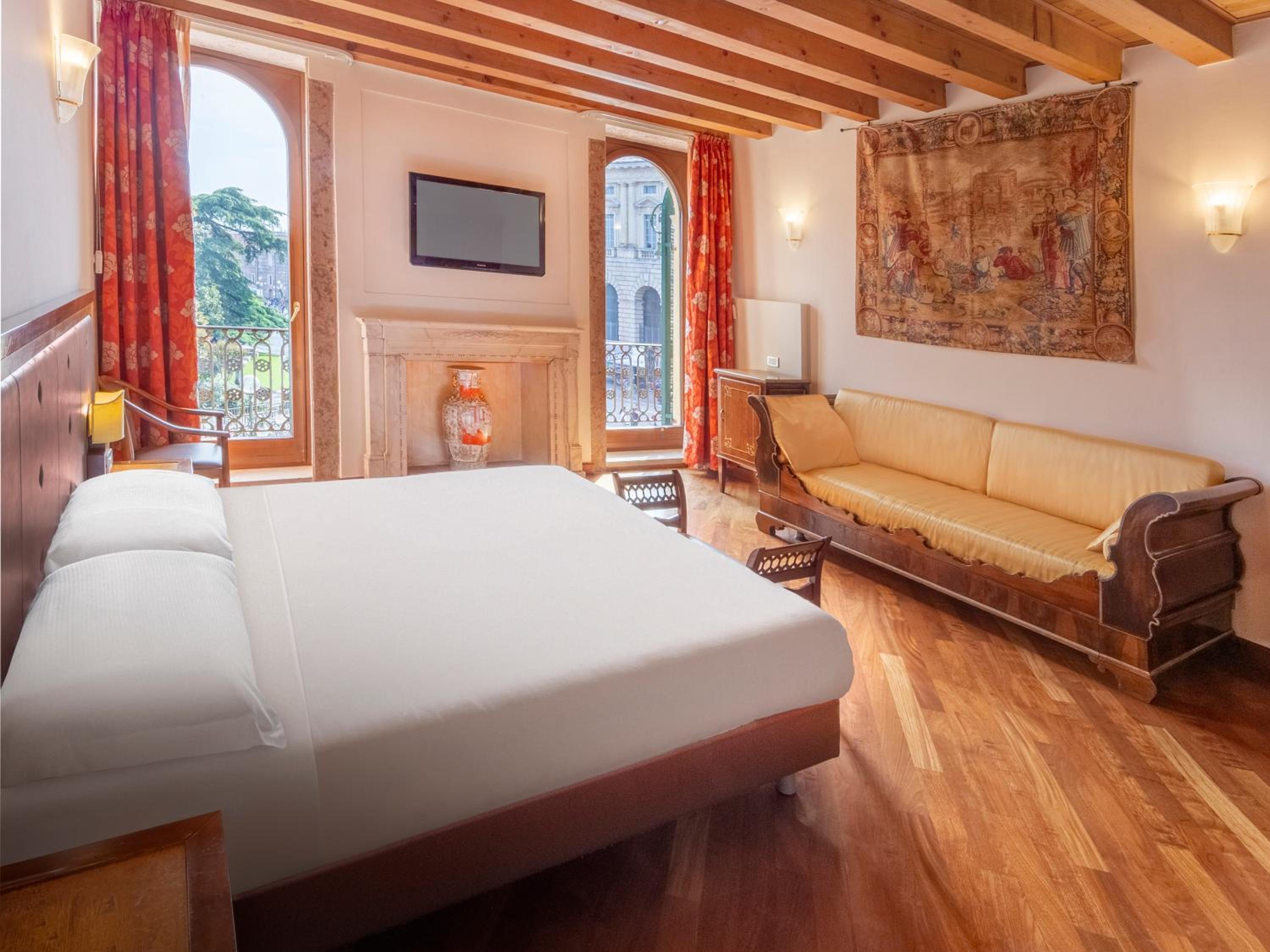 Deluxe Double with Balcony and Arena View  - Photo 6