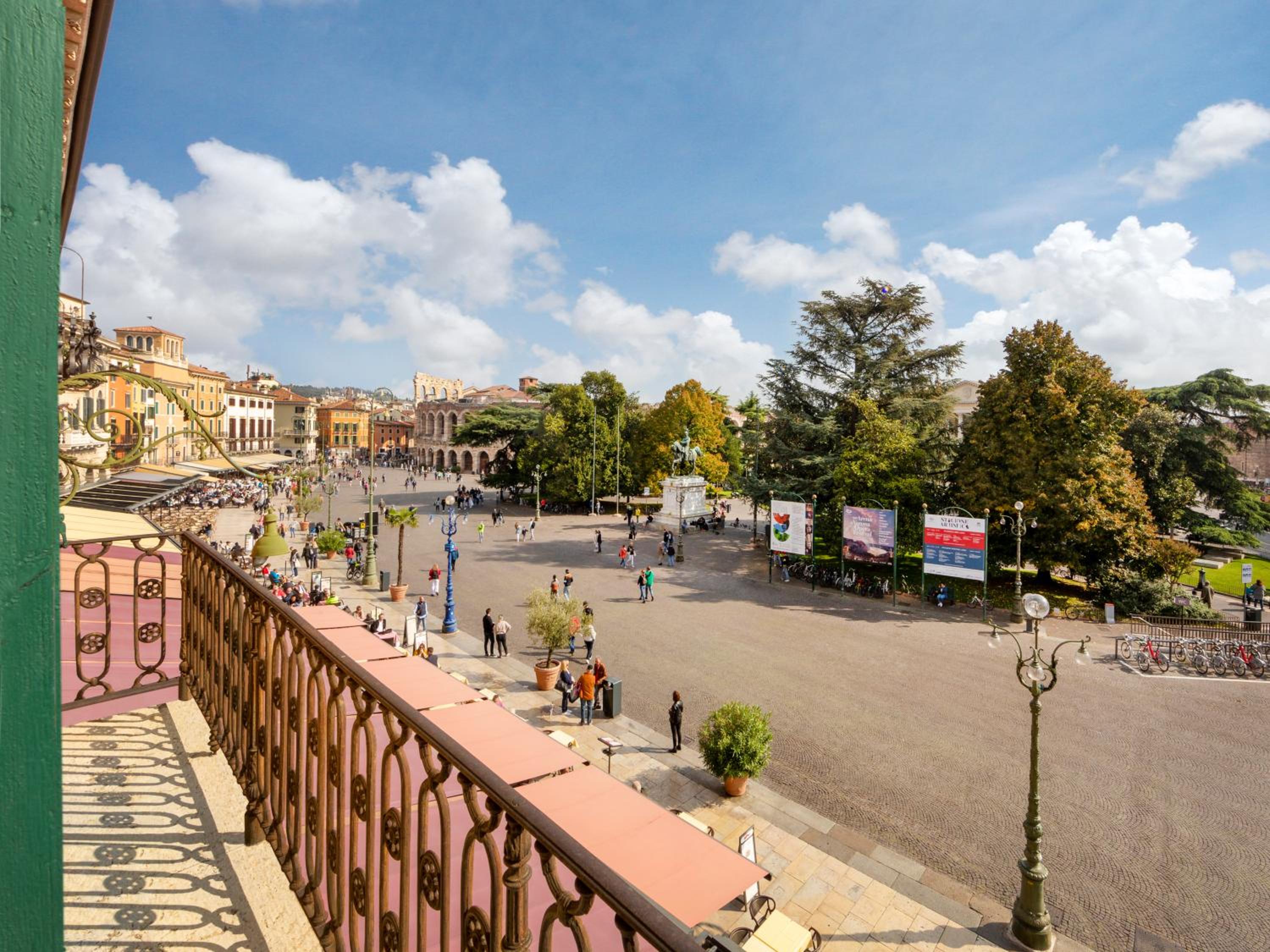 Deluxe Double with Balcony and Arena View  - Photo 7