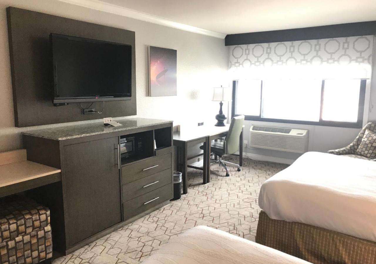 Standard Queen Room with Two Queen Beds - Non Smoking  - Photo 9
