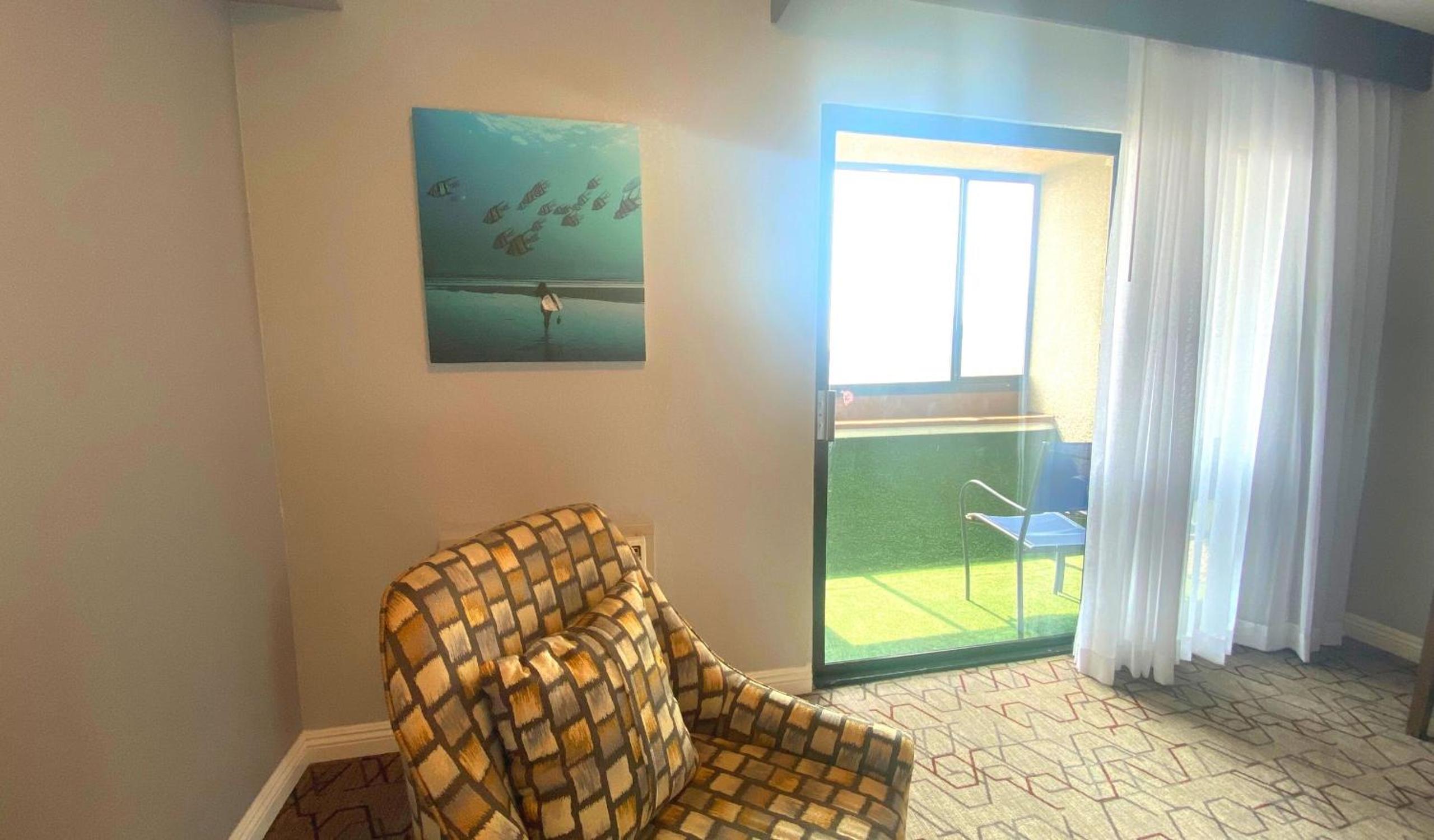 Standard King Room with Balcony - Non Smoking - Photo 5