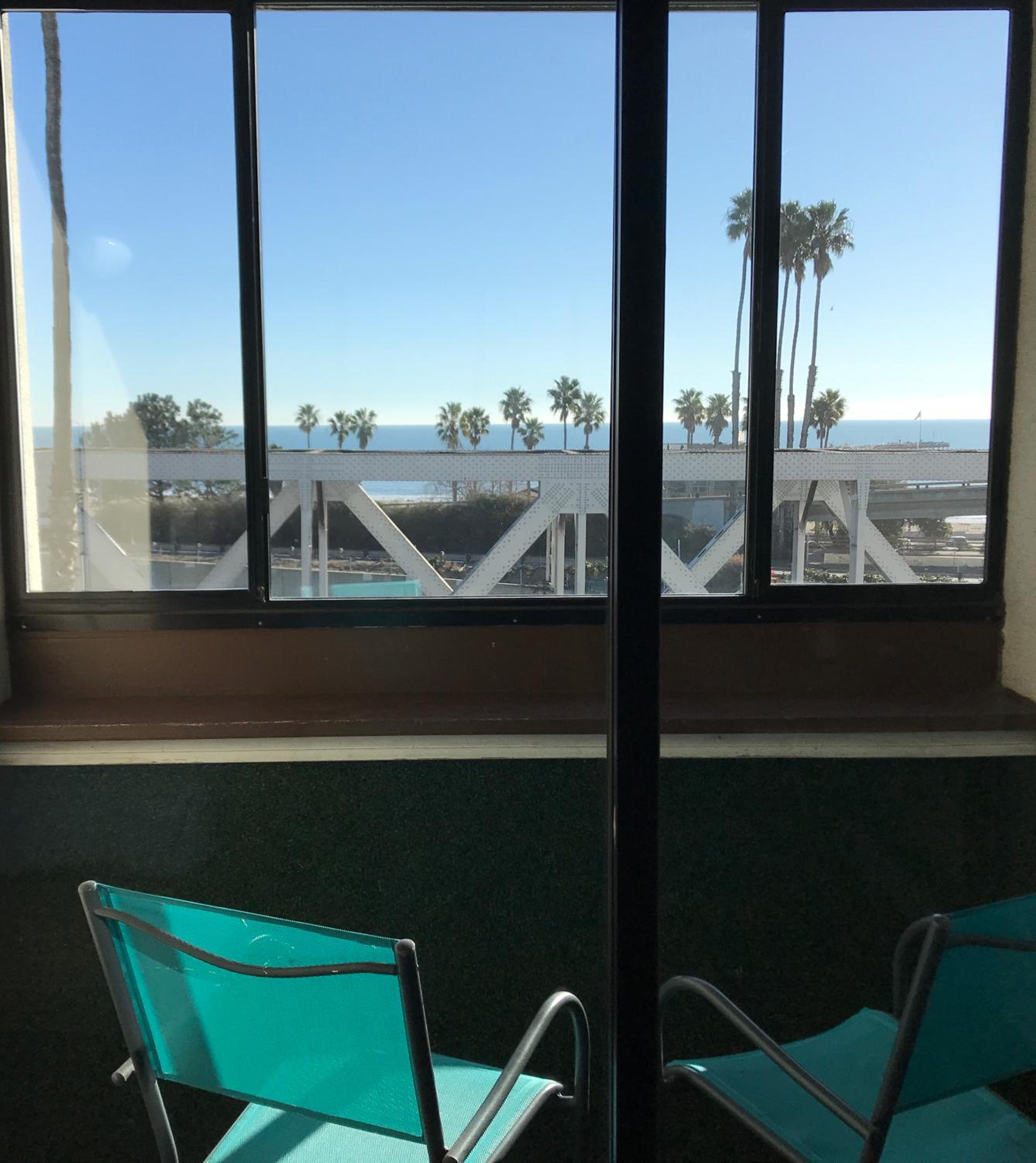 Standard King Room with Balcony - Non Smoking - Photo 2