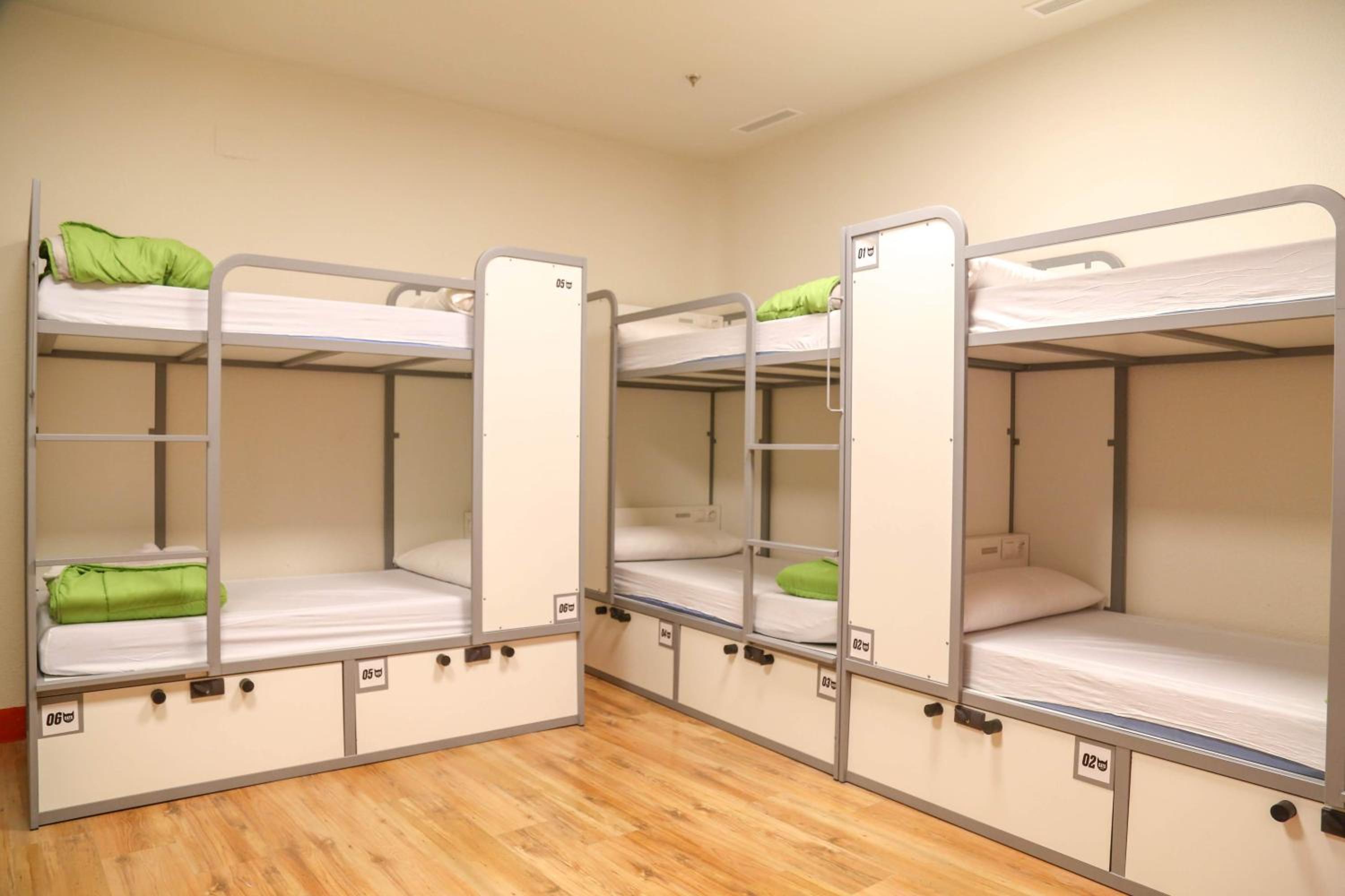 Single Bed in 8-Bed Dormitory Room with Bathroom photo 3