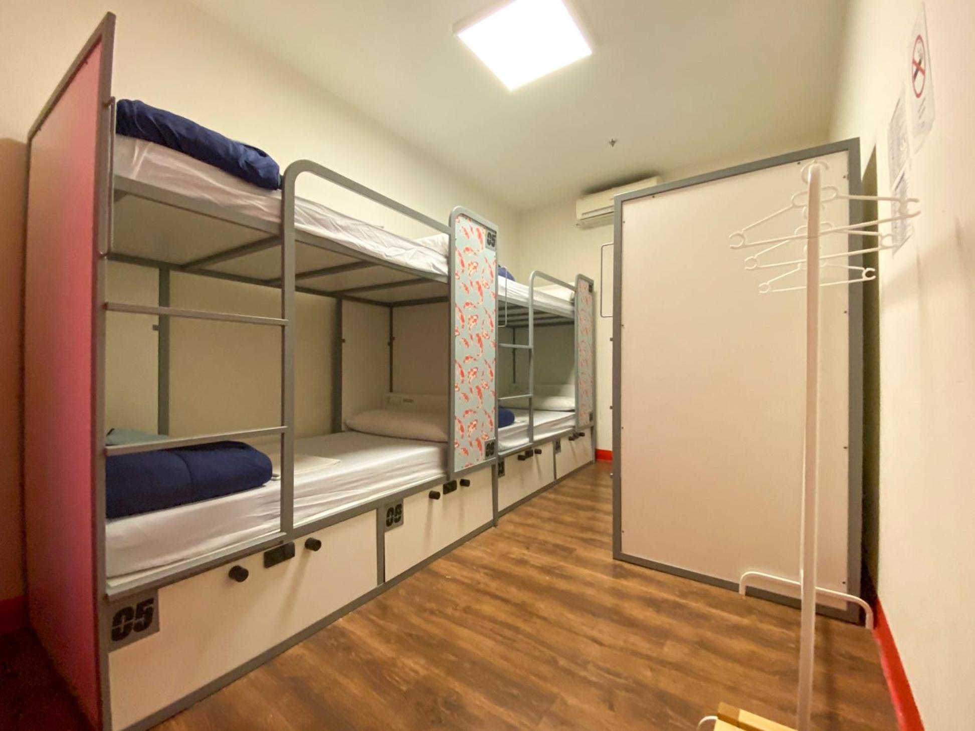 Cama en habitación compartida de 6 camas con baño