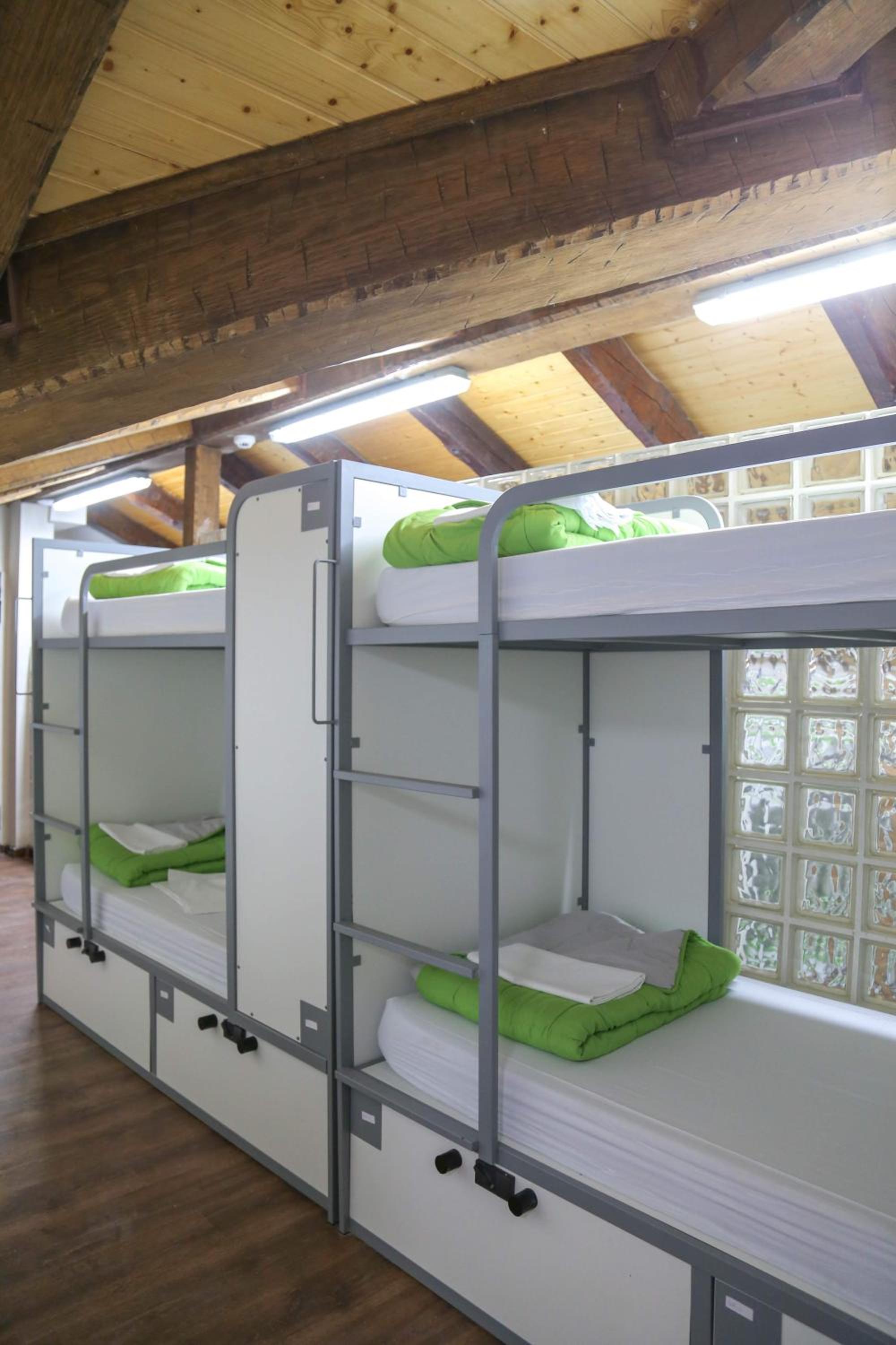 Cama individual en habitación compartida mixta de 12 camas