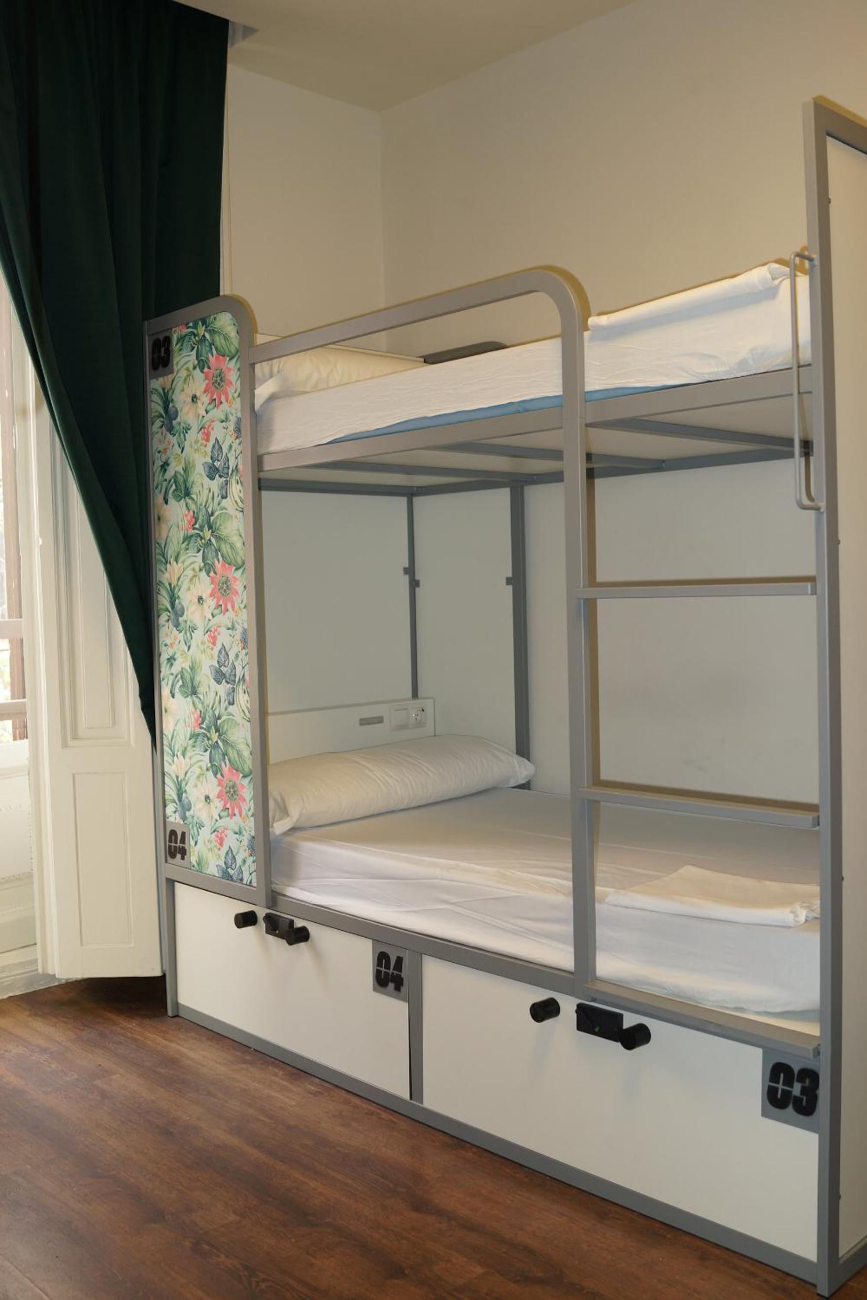 Bed in 6-Bed Dormitory Room with Bathroom photo 3