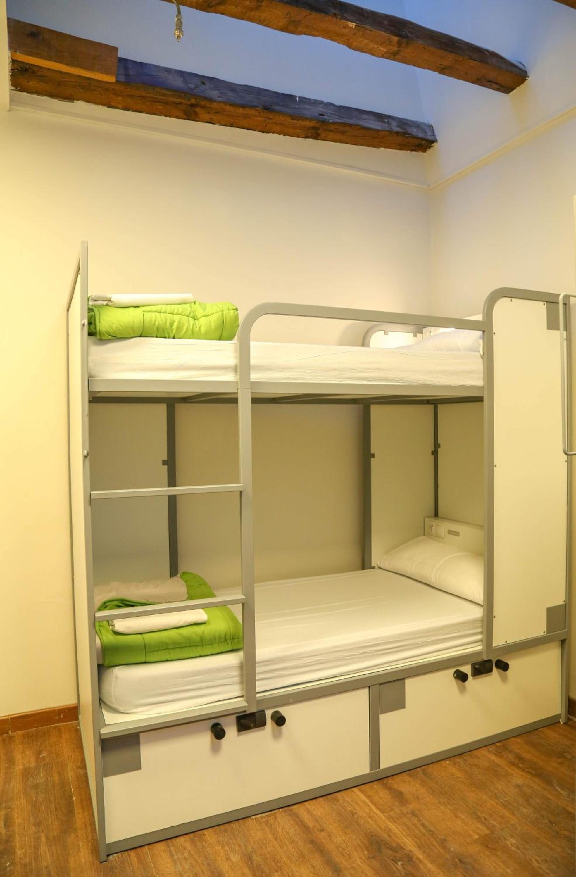 Single Bed in 5-Bed Mixed Dormitory Room photo 3