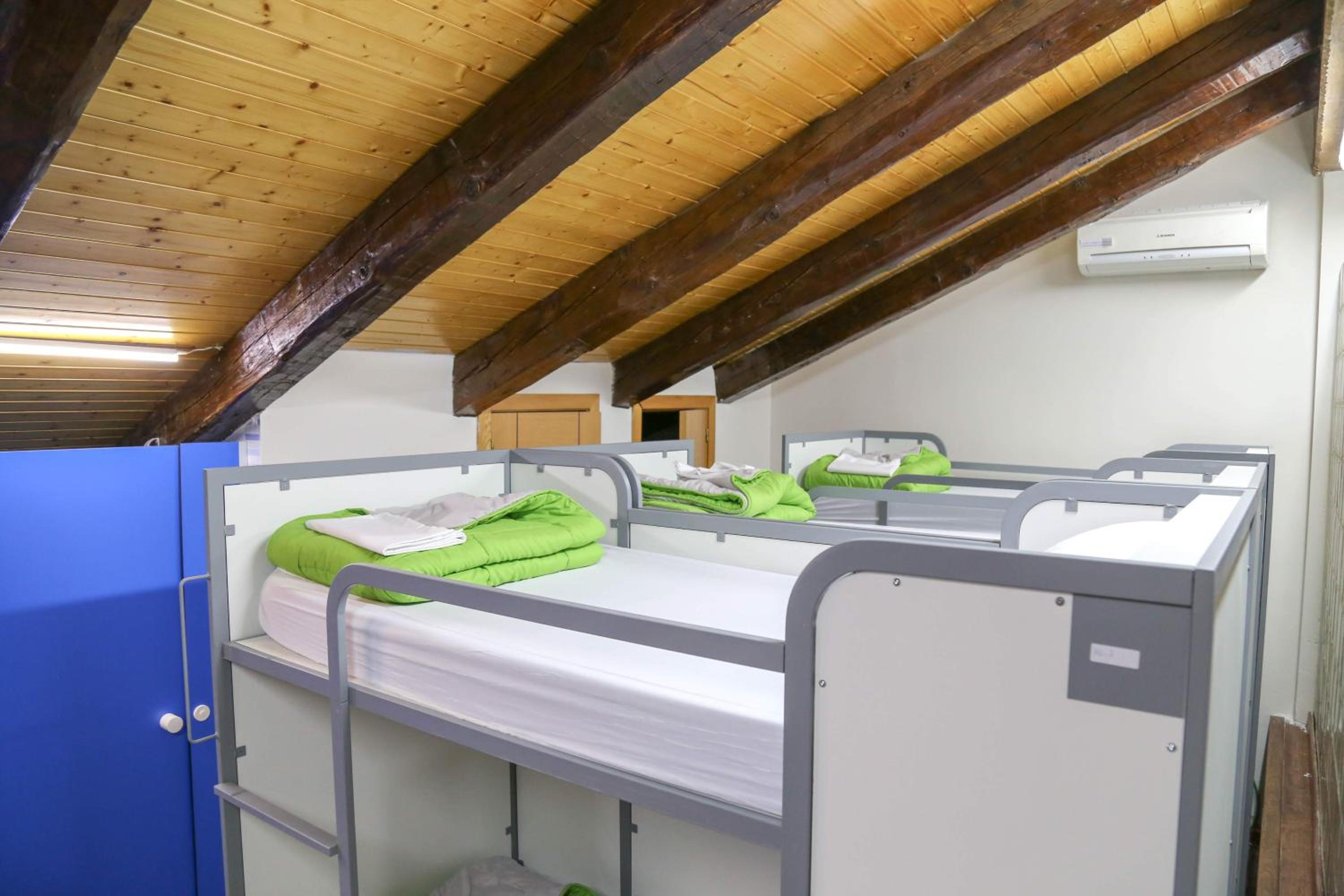 Single Bed in 10-Bed Dormitory Room with Bathroom photo 2