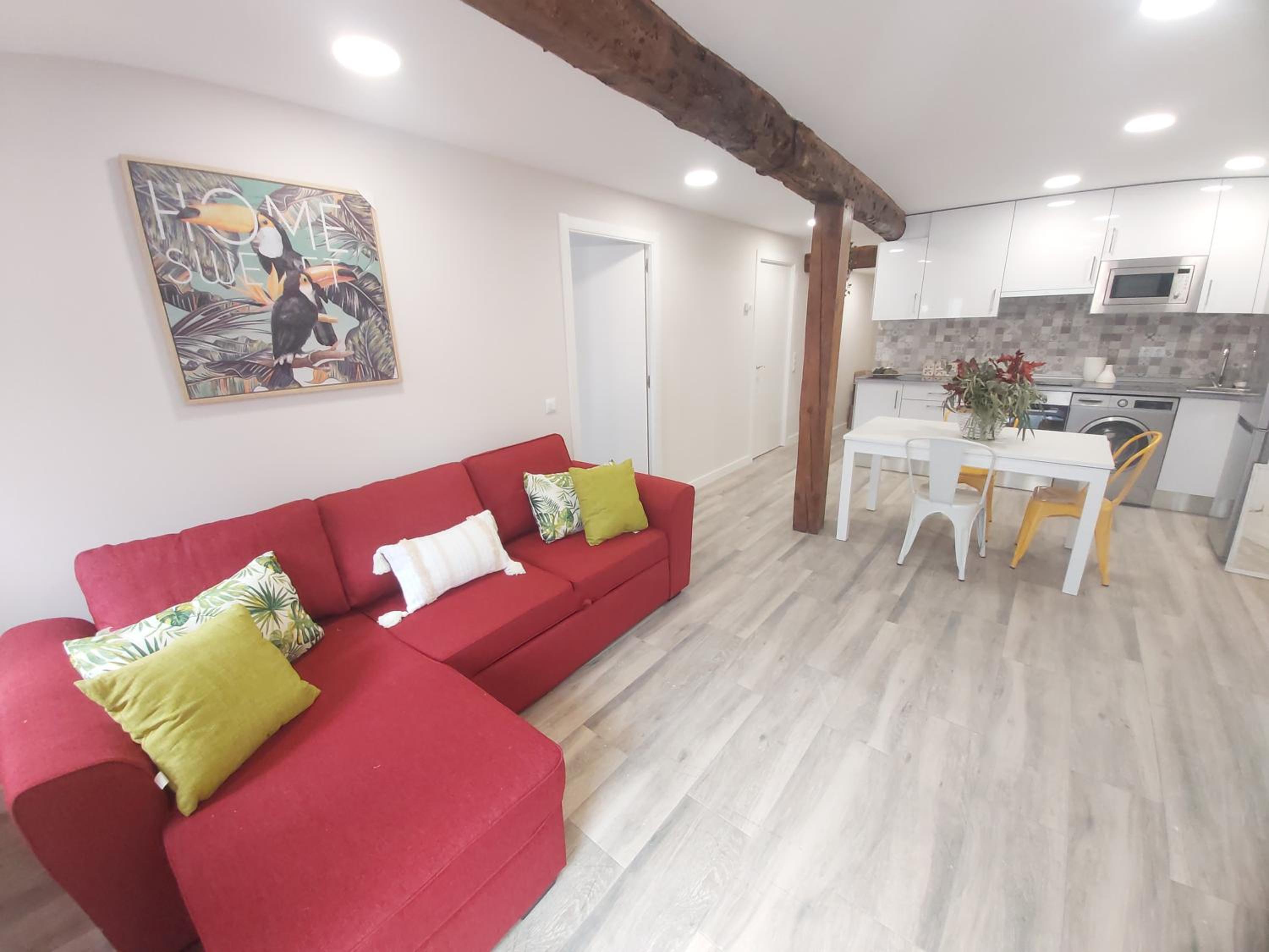 Apartamento de tres habitaciones con balcón