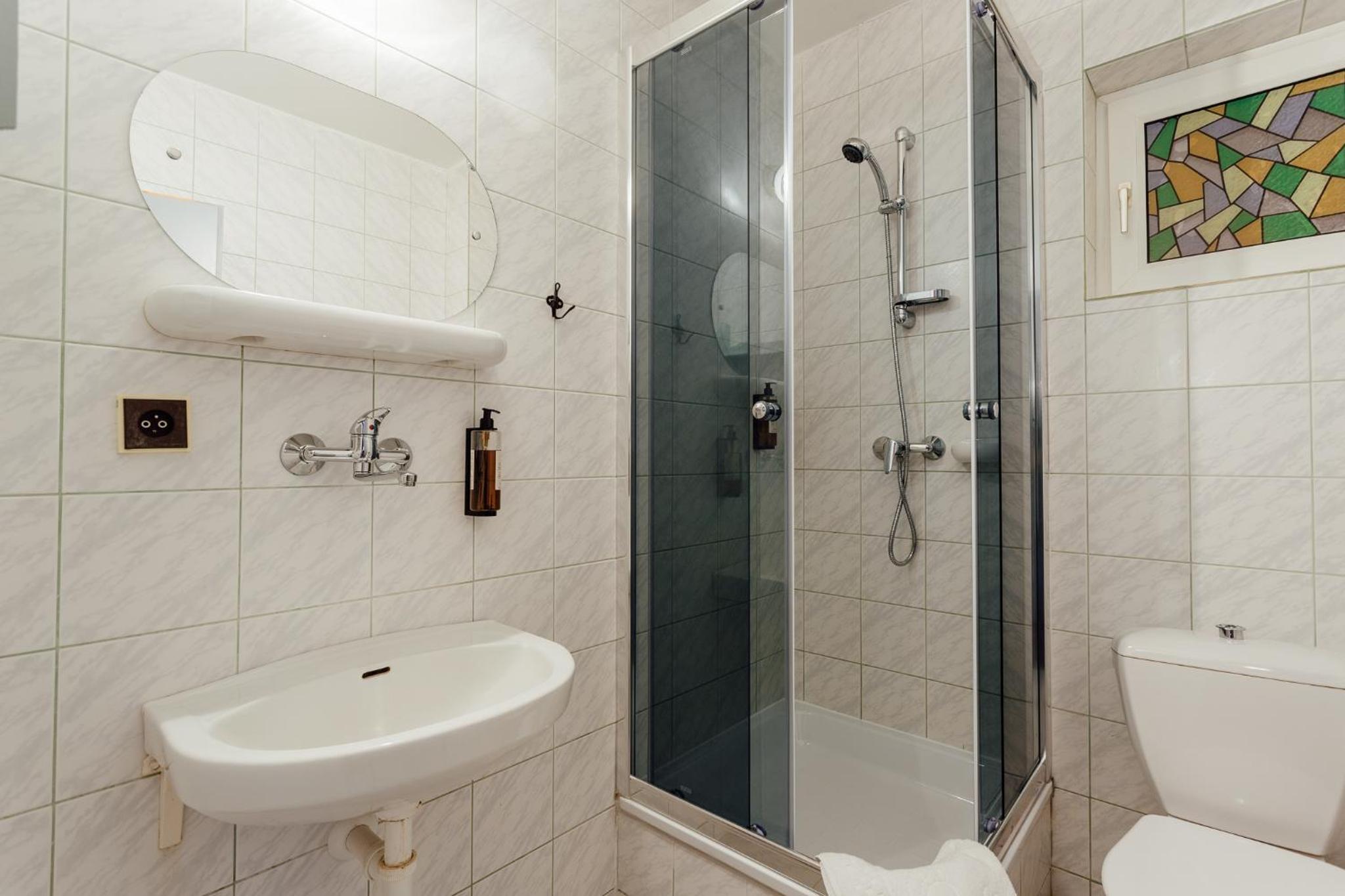 Twin Room with Balcony - Photo 8