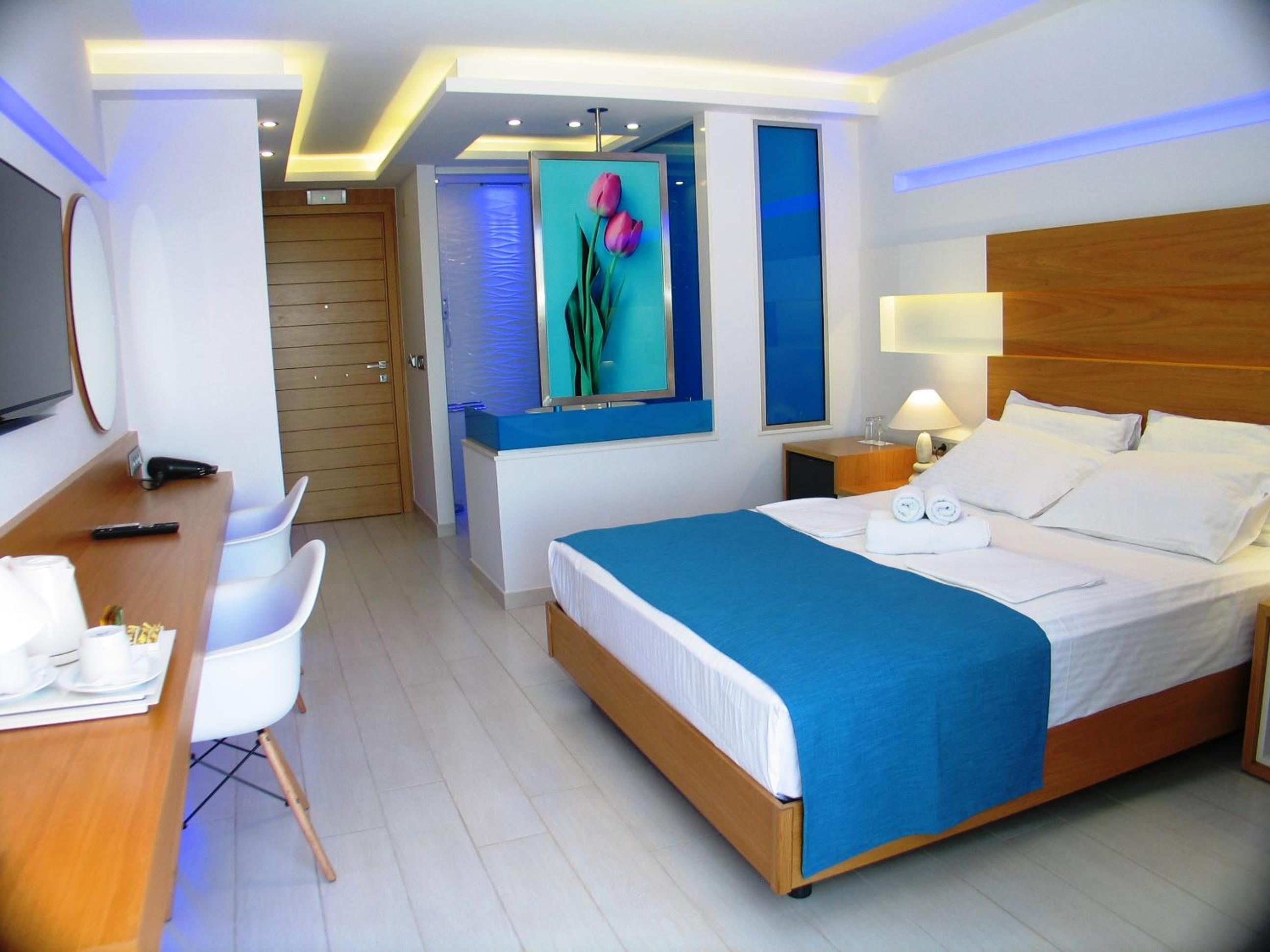 Deluxe Double Room with Sea View thumbnail 5