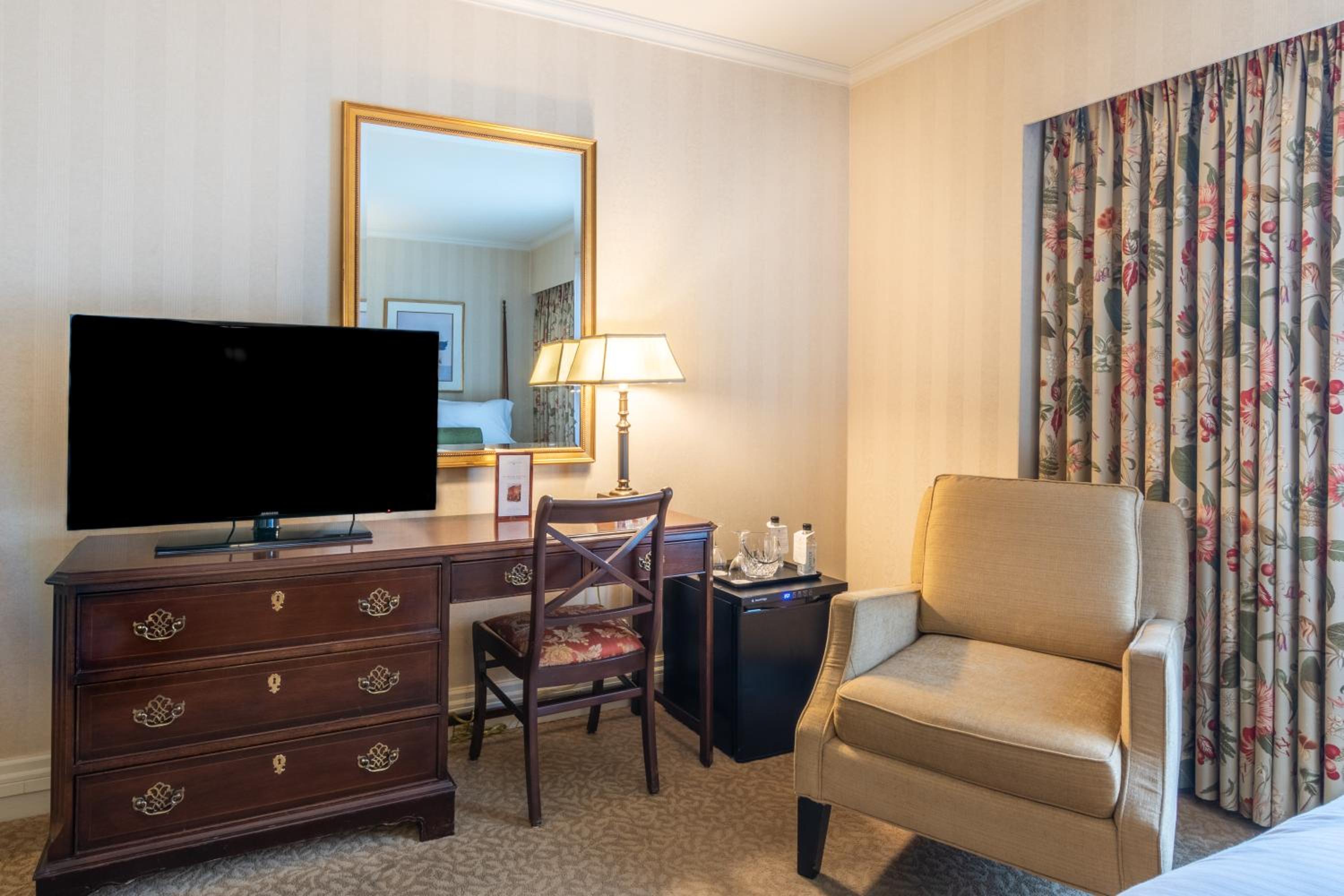 Deluxe Queen Room with Two Queen Beds - Photo 4