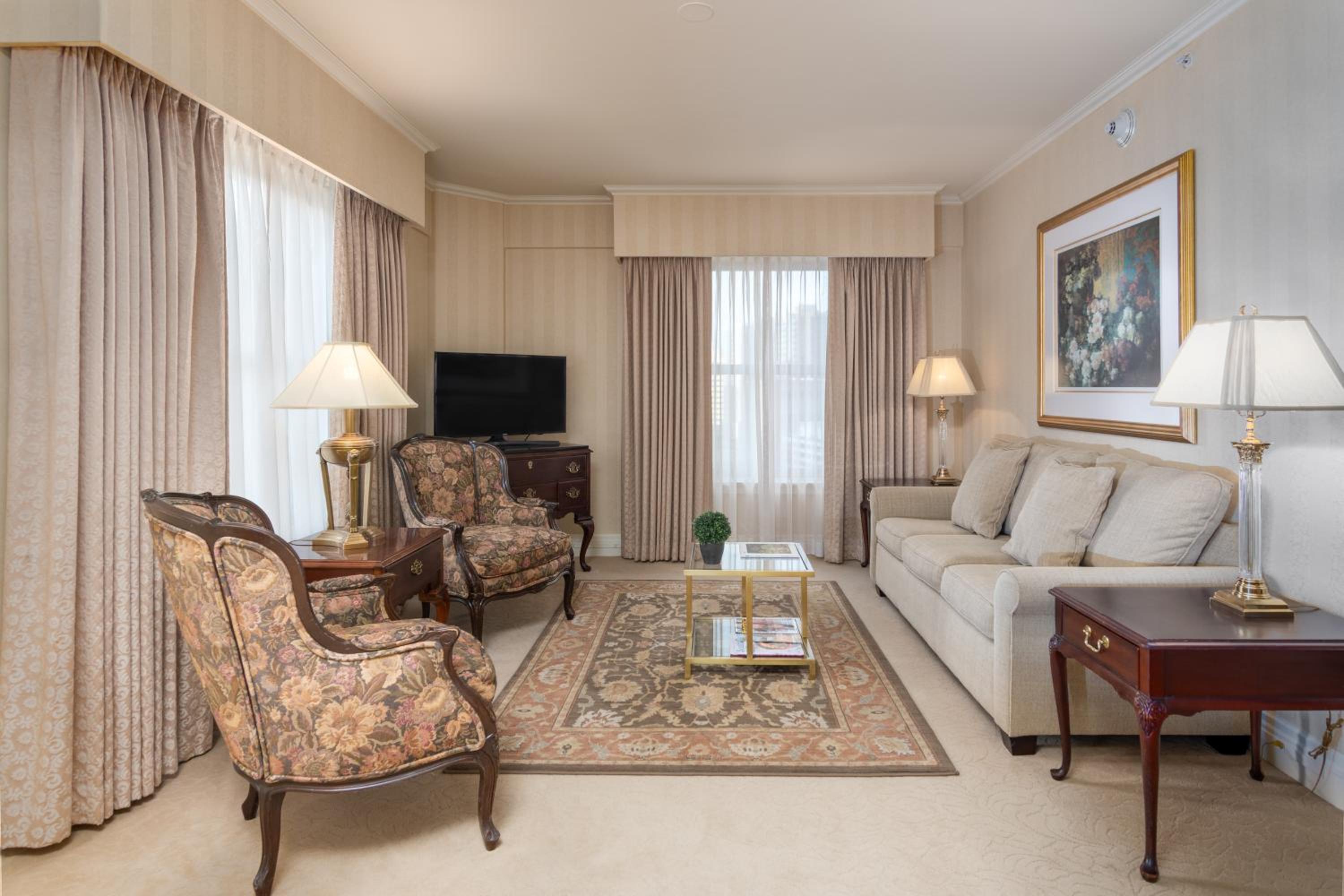 Corner Queen Suite - Photo 1
