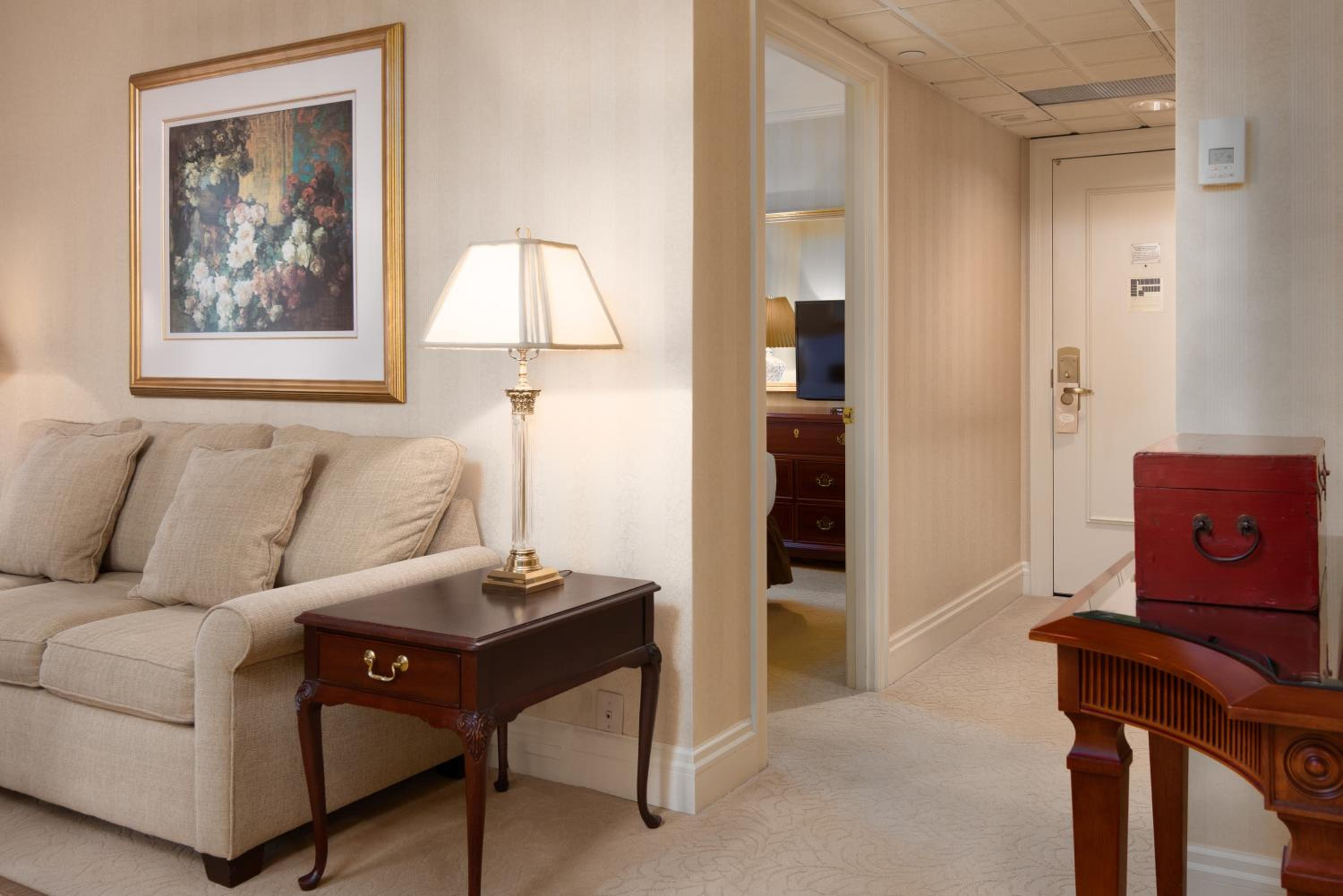 Corner Queen Suite - Photo 6
