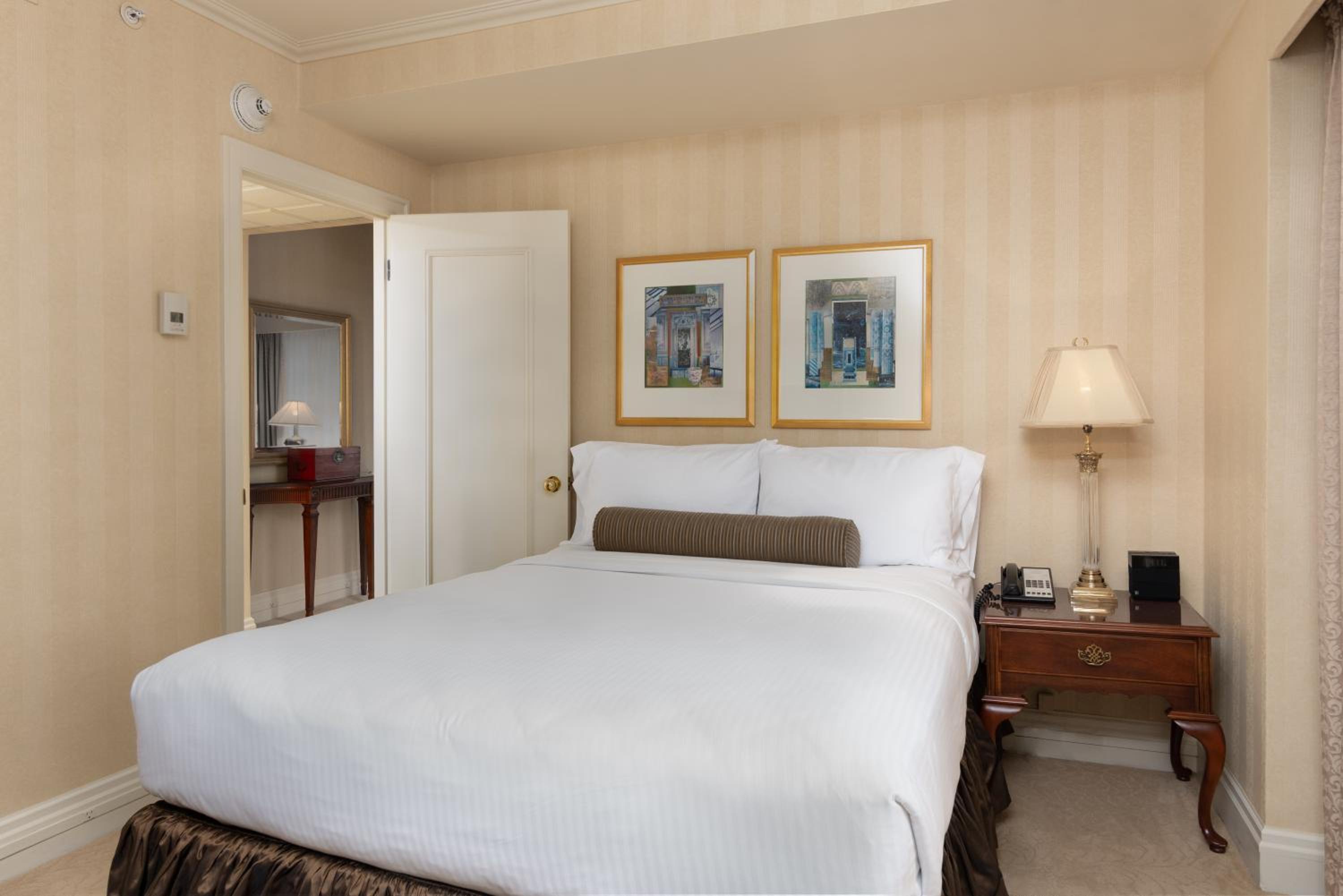 Corner Queen Suite - Photo 2