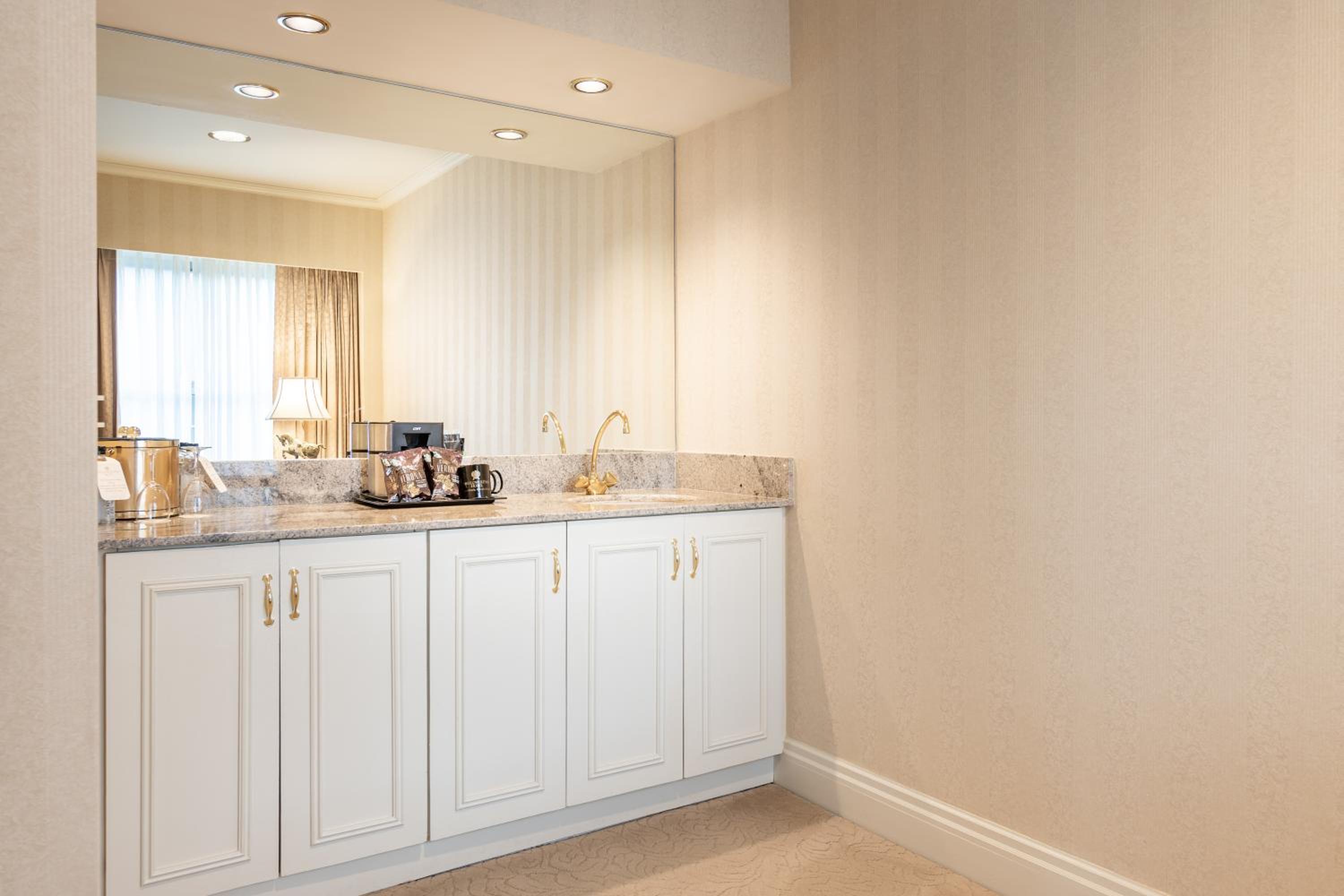 Corner Queen Suite - Photo 5