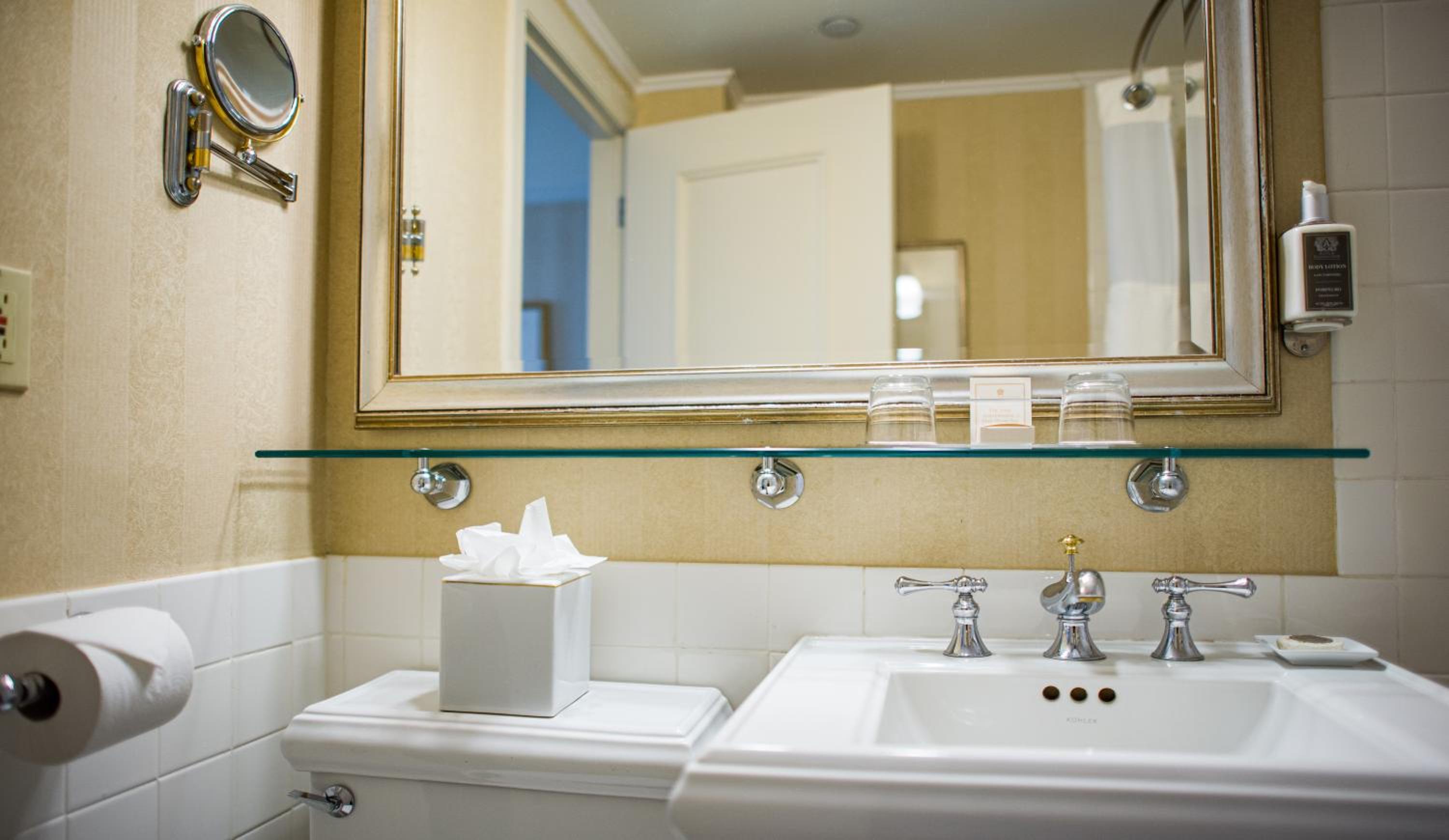 Corner Queen Suite - Photo 7