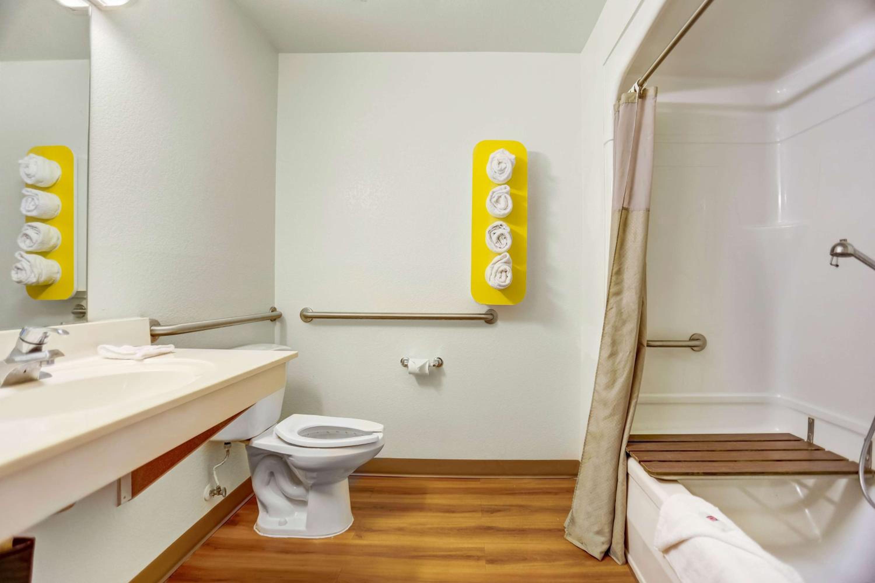 Queen Room - Disability Access - Non-Smoking photo 3