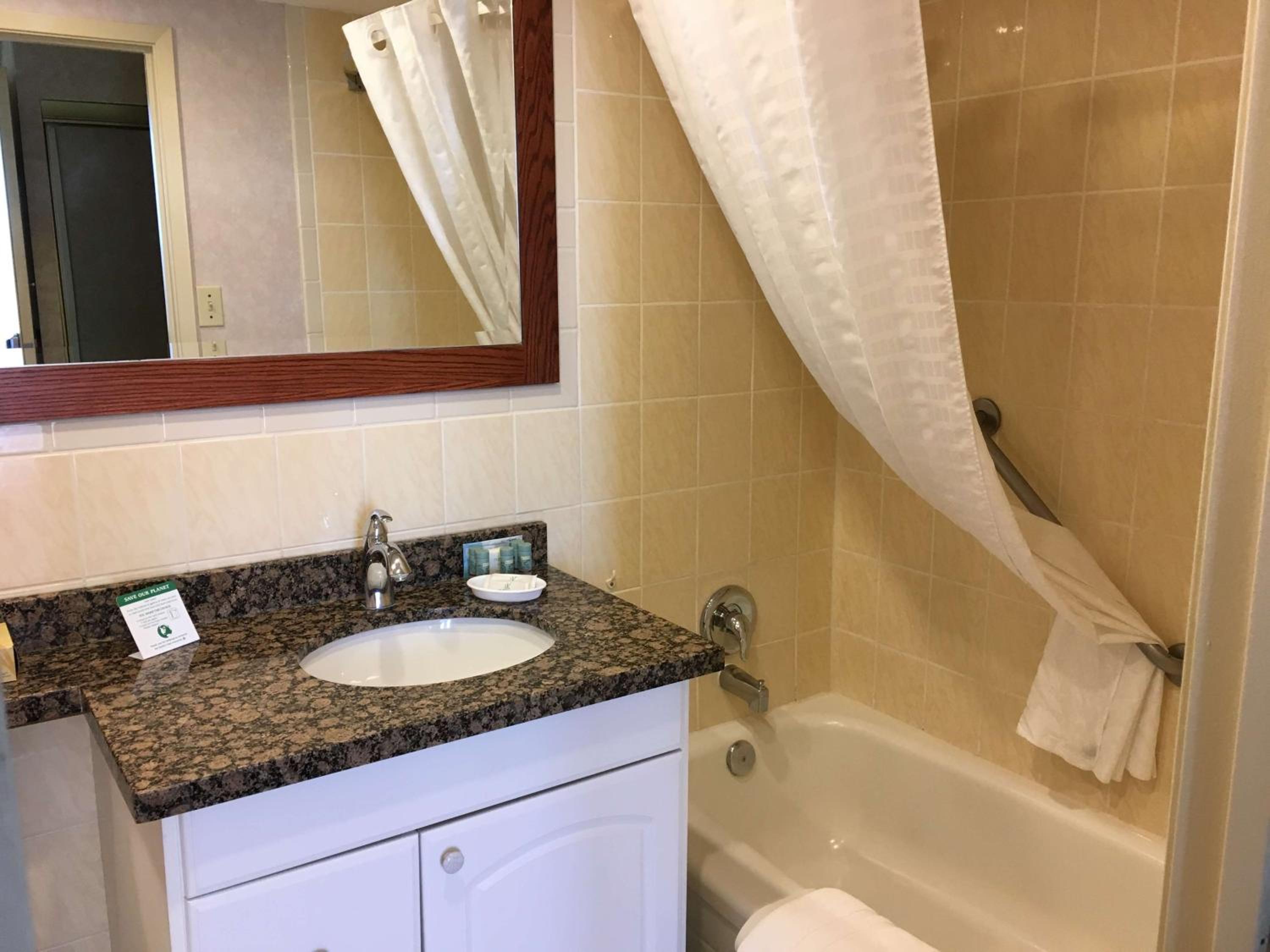 Queen Room with Kitchenette photo 3