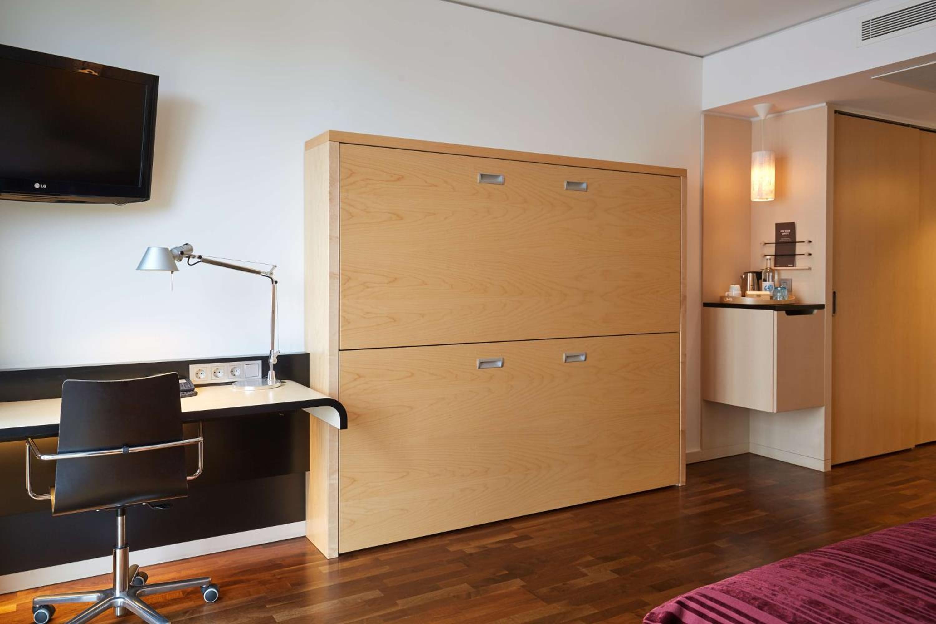 Standard Family Room Four thumbnail 6