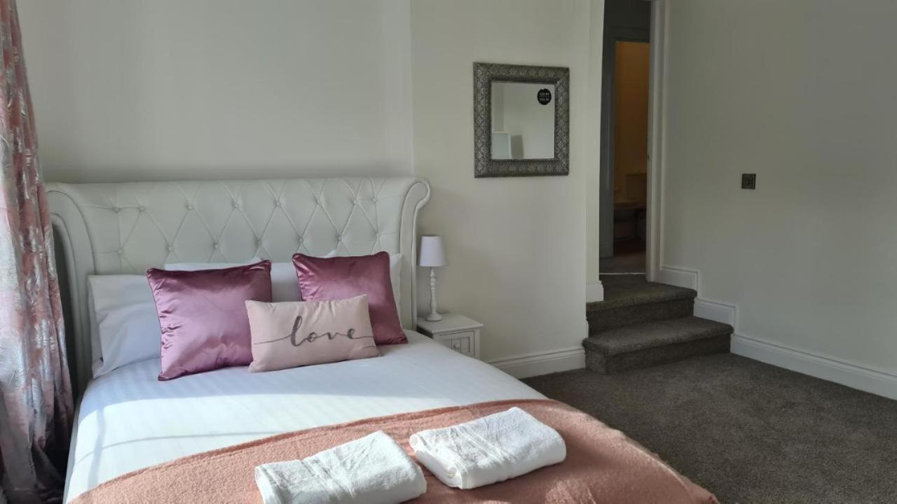 One-Bedroom Apartment - Photo 2