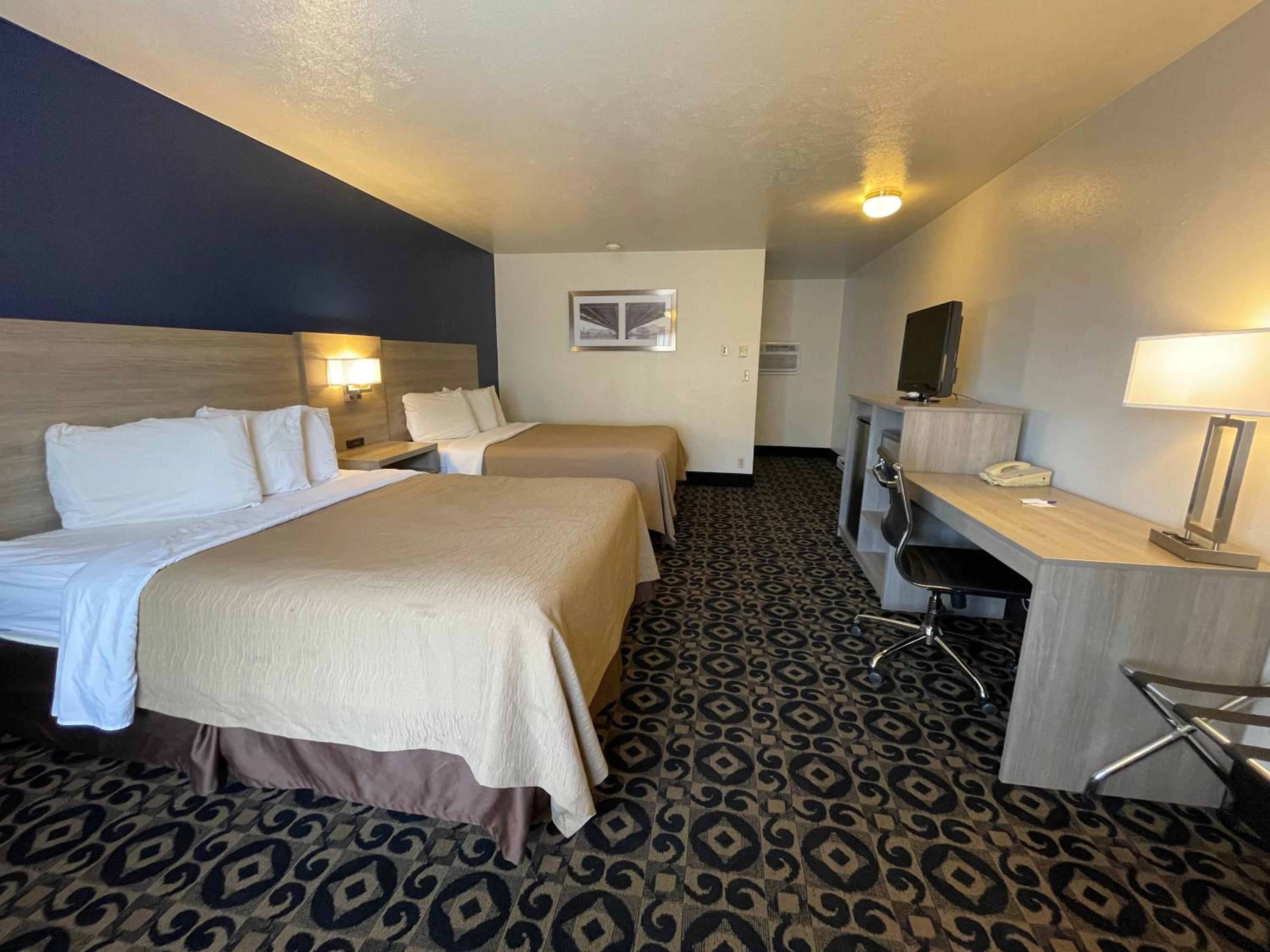 Queen Room with Two Queen Beds - Non-Smoking - Photo 1