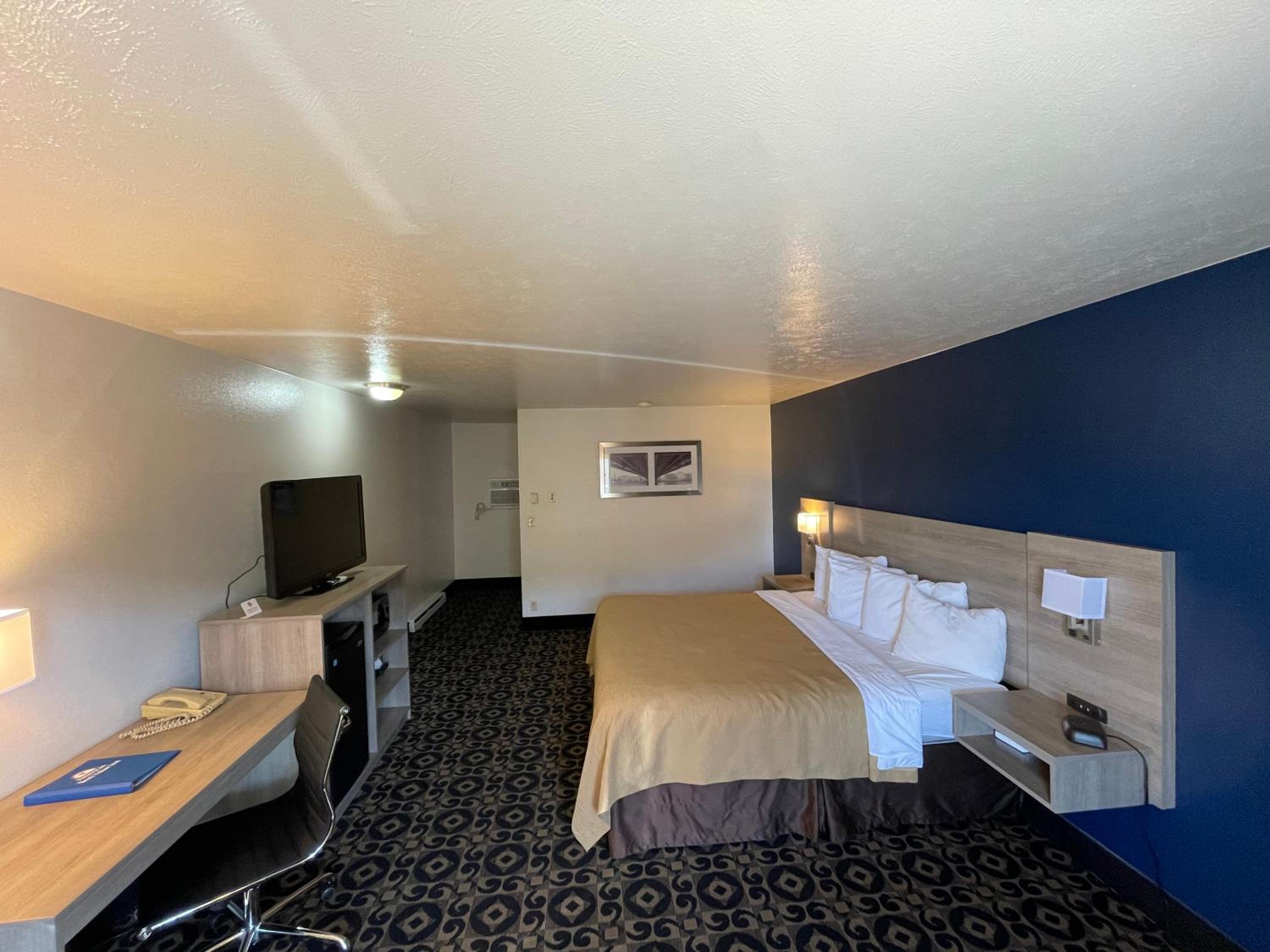 King Room - Non-Smoking - Photo 1