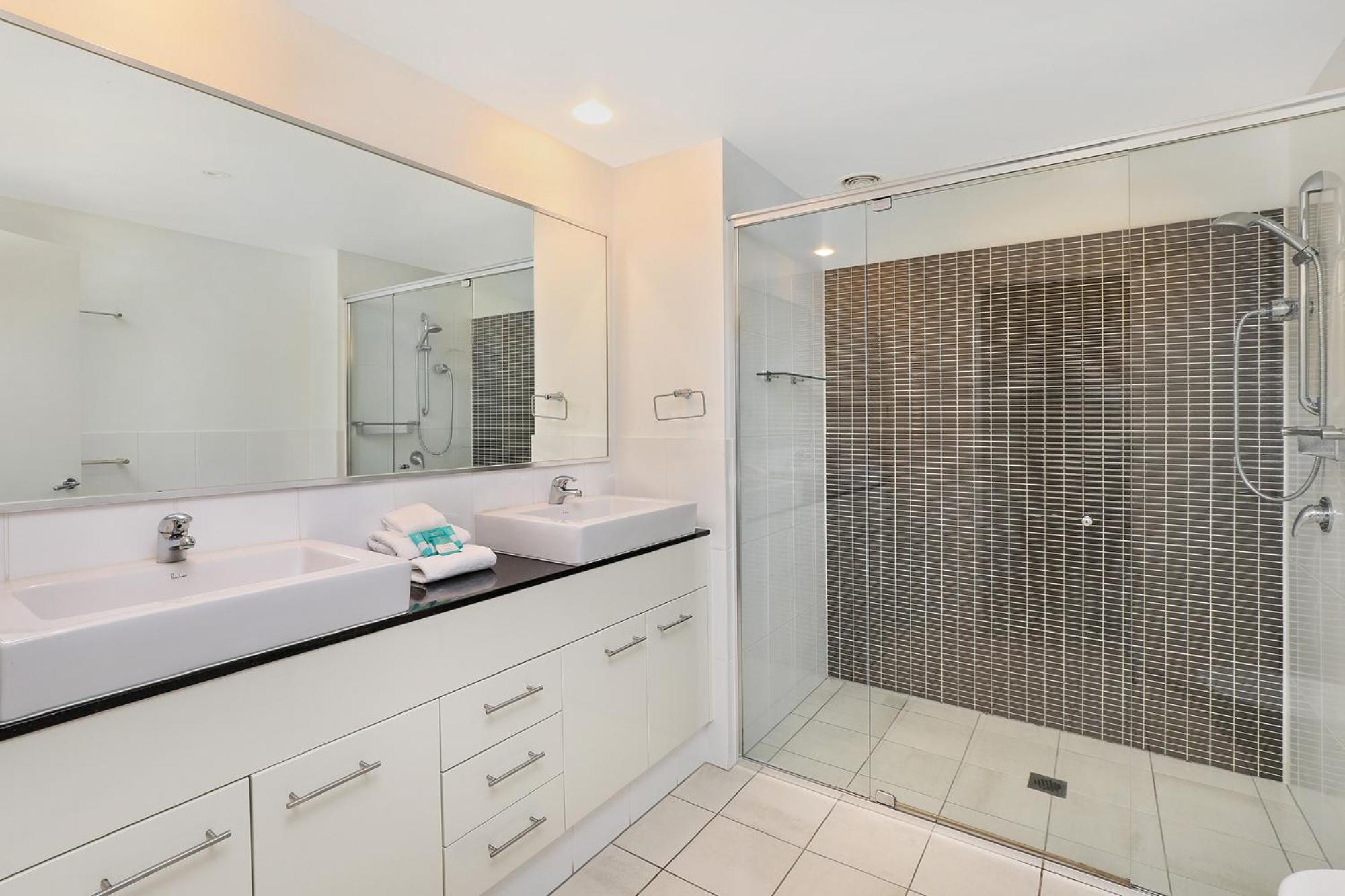 Two-Bedroom Premium Apartment (1 room lock off) photo 3