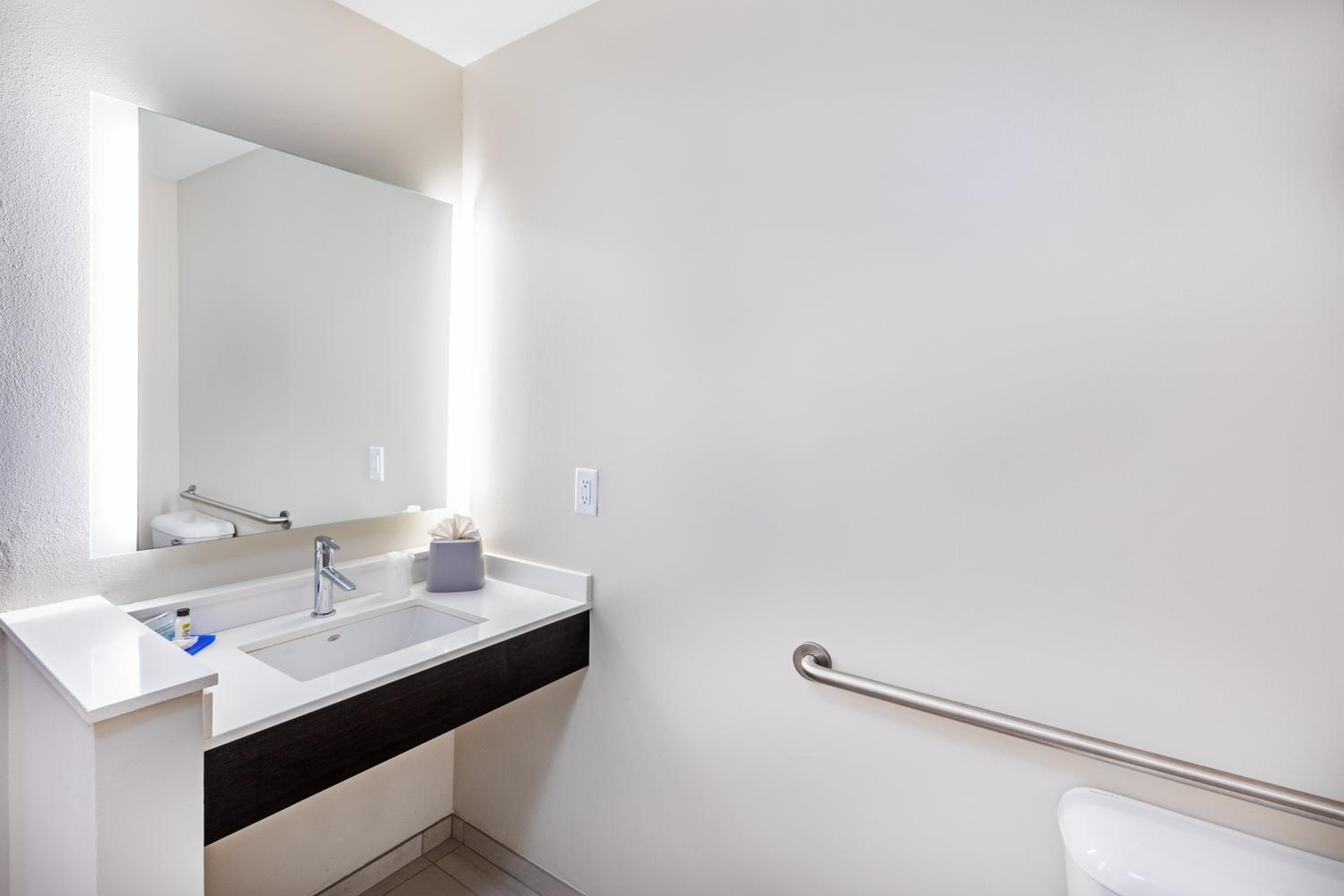 King Room - Mobility Access/Hearing Accessible - Photo 2