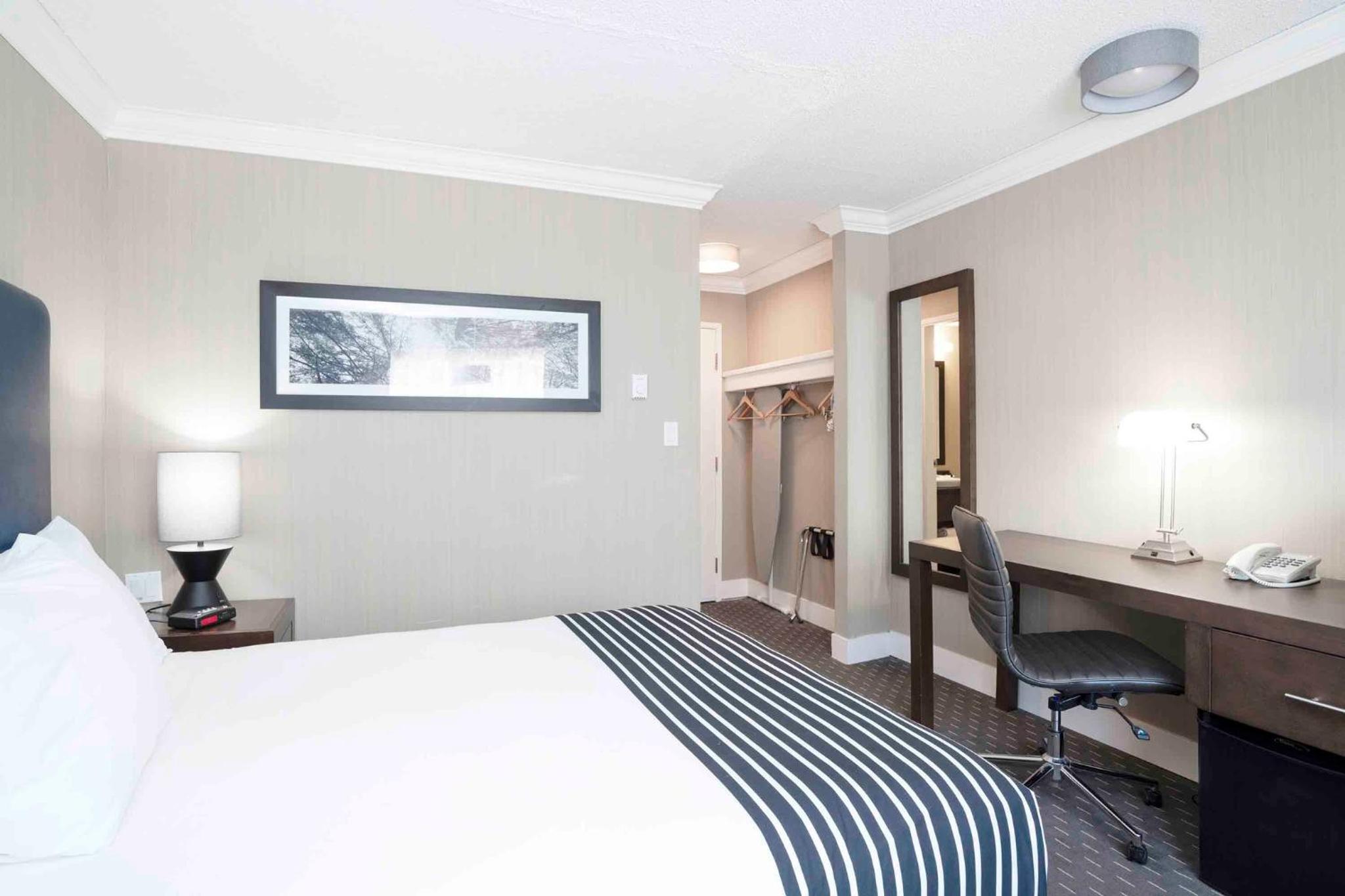 Standard Room, 1 Queen Bed - Photo 4