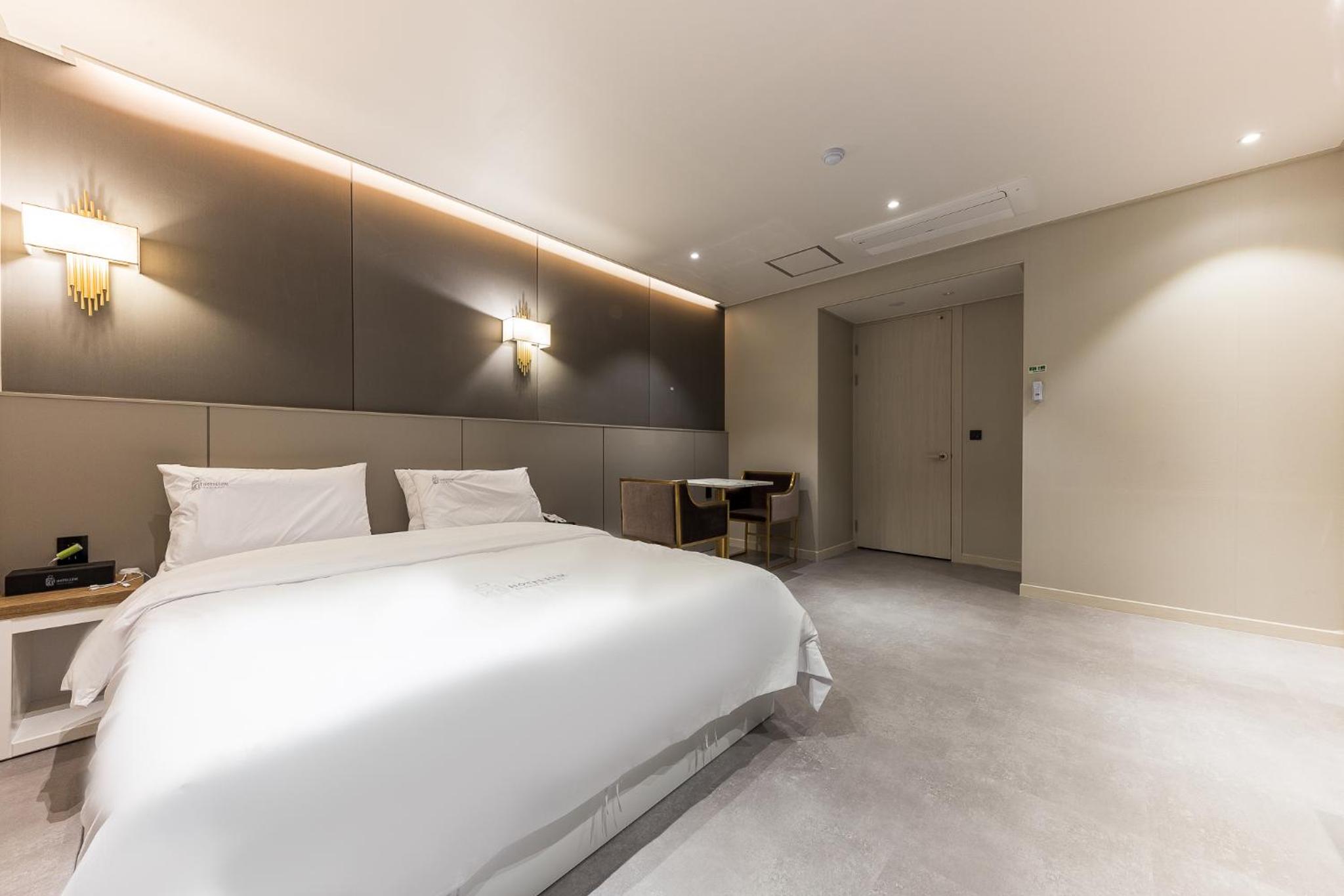 Deluxe Room - Photo 11