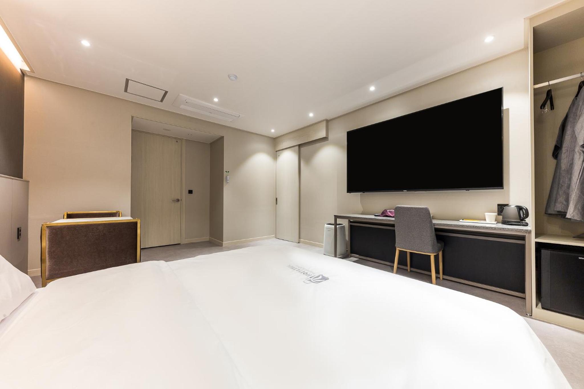 Deluxe Room - Photo 10