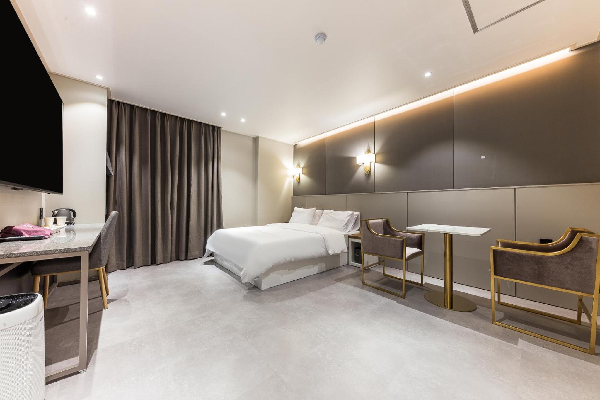 Deluxe Room - Photo 5