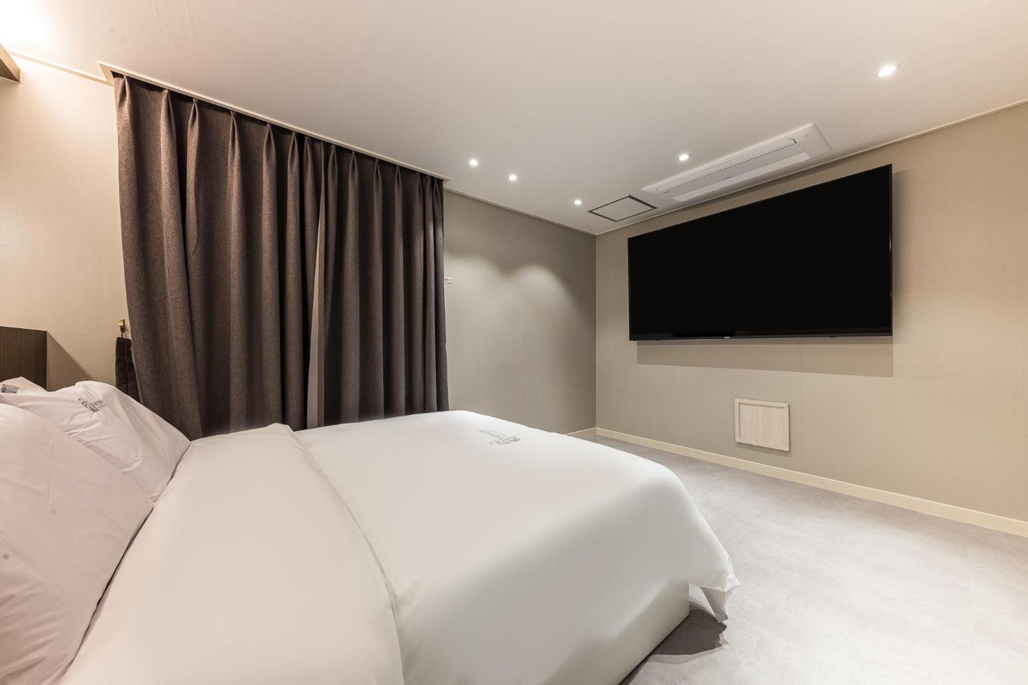 Large Double Room - Photo 7