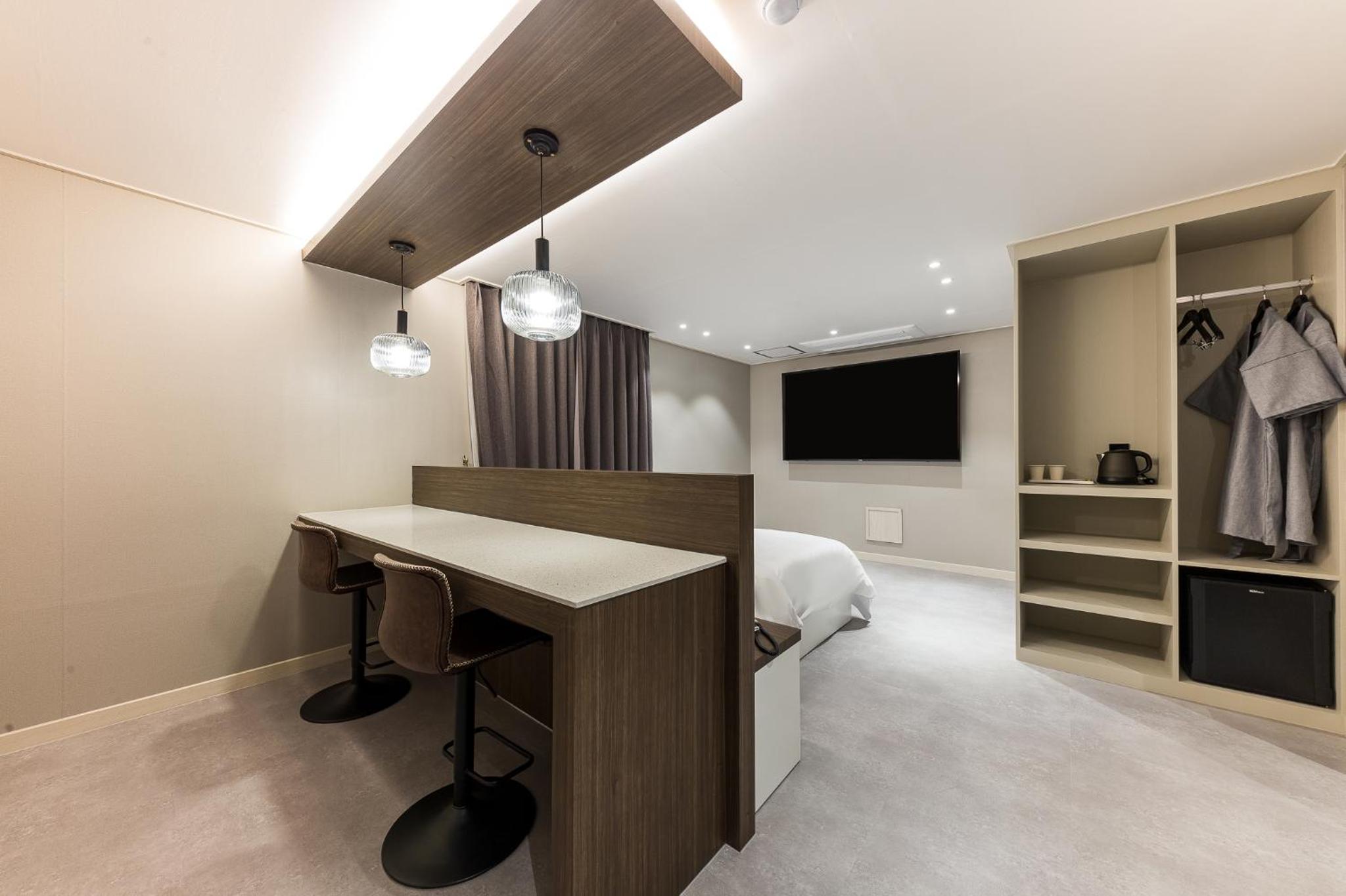 Large Double Room - Photo 6
