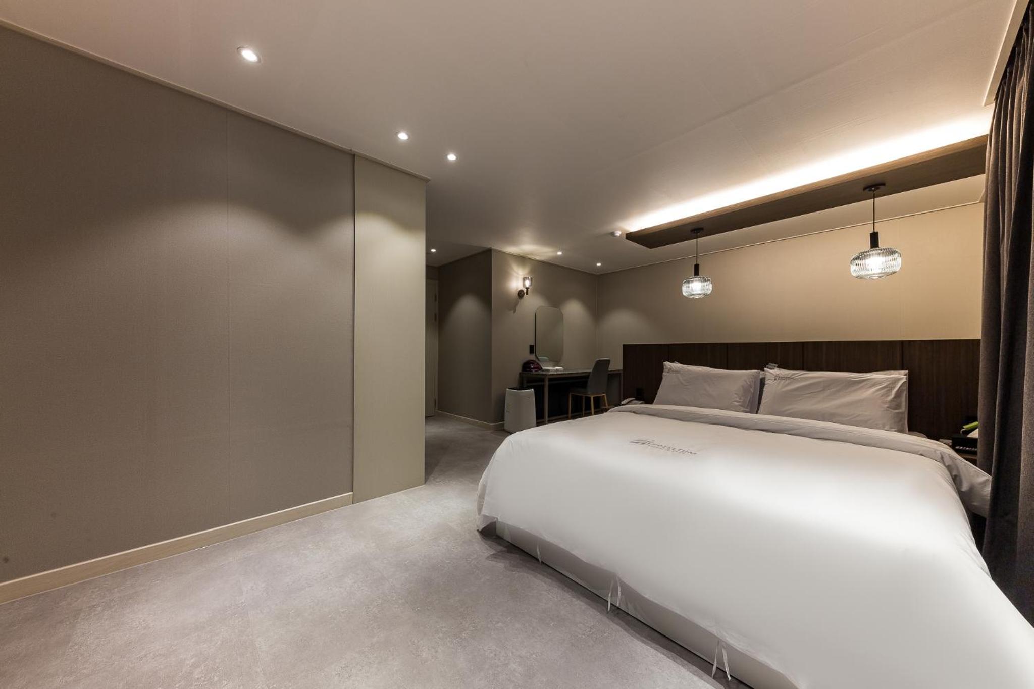 Large Double Room - Photo 1