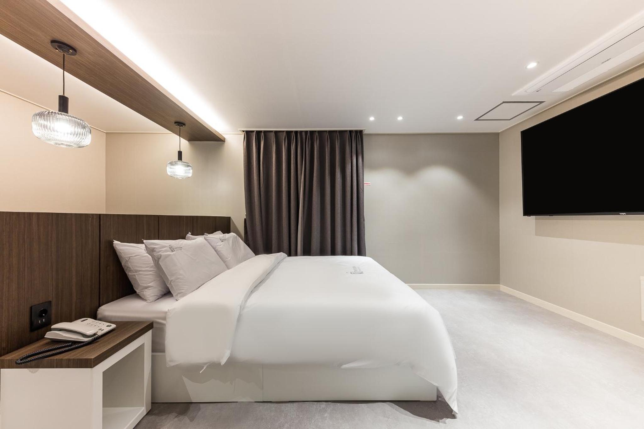 Large Double Room - Photo 5