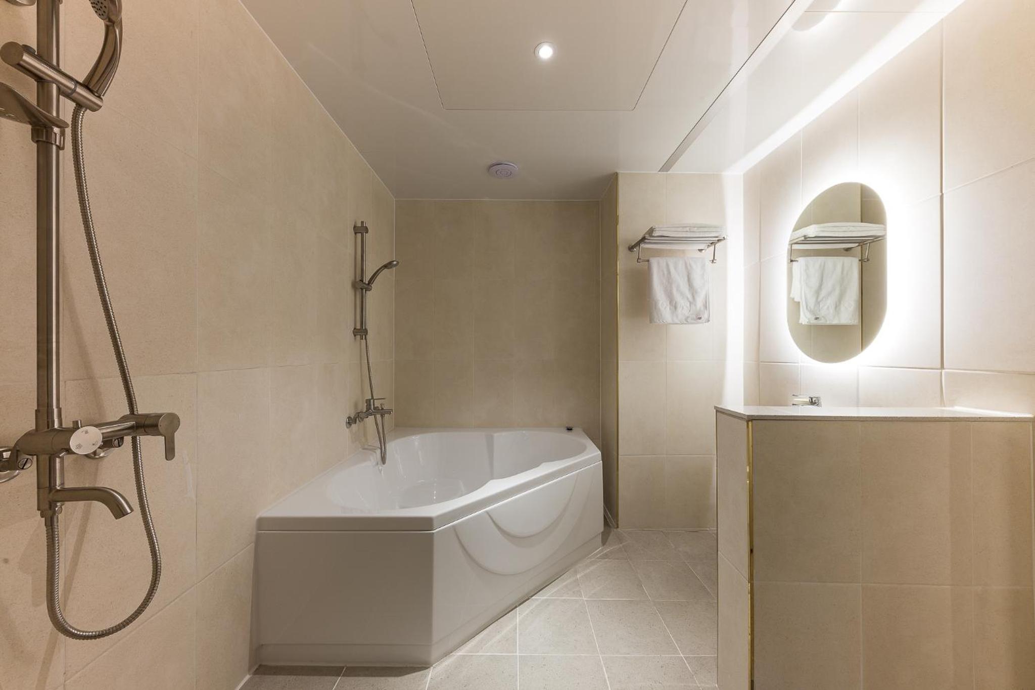 Large Double Room - Photo 3