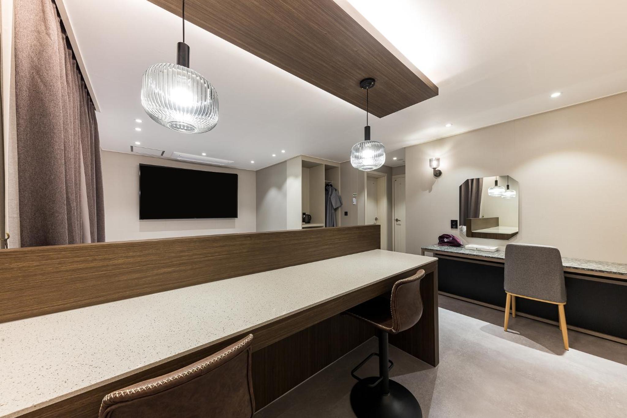 Large Double Room - Photo 2