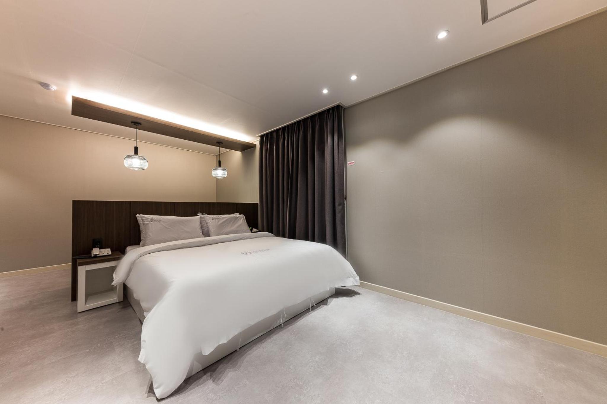 Large Double Room - Photo 8
