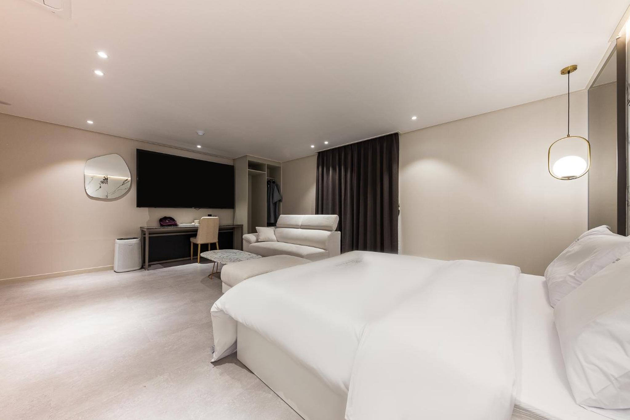 Suite - Photo 5