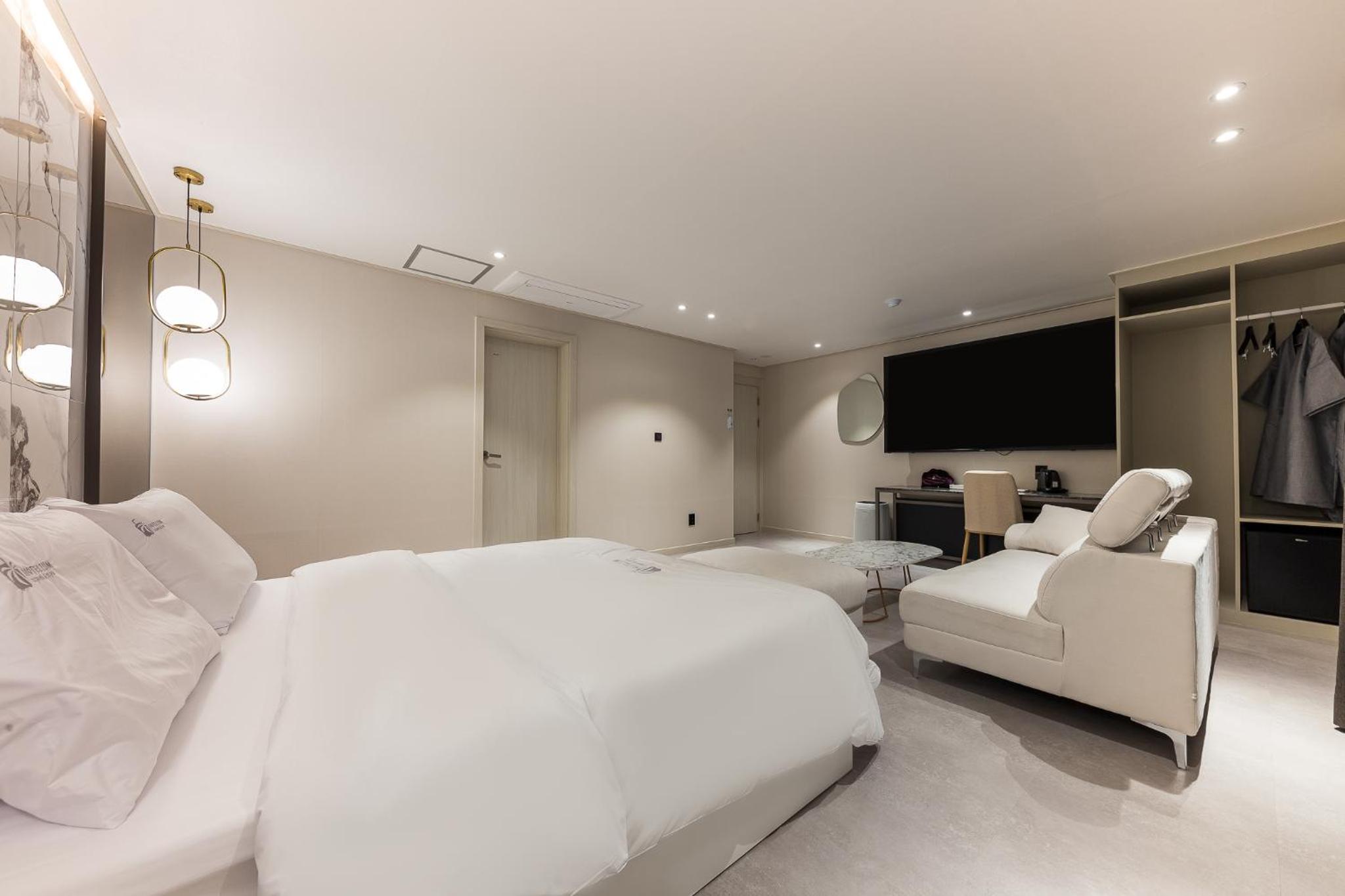 Suite - Photo 7