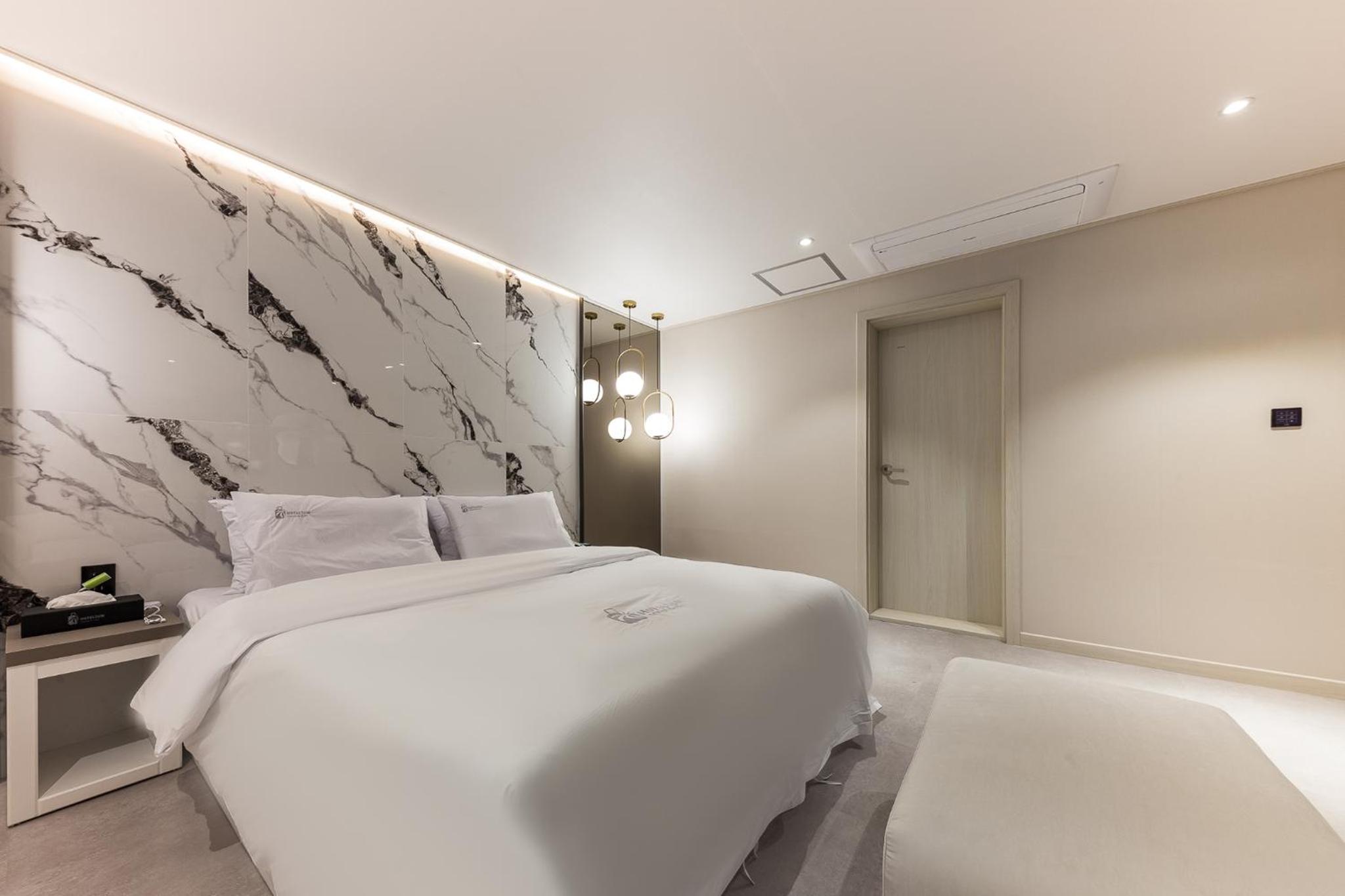 Suite - Photo 8