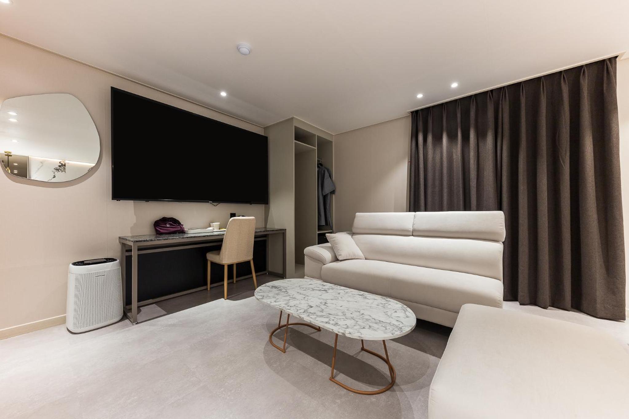 Suite - Photo 1