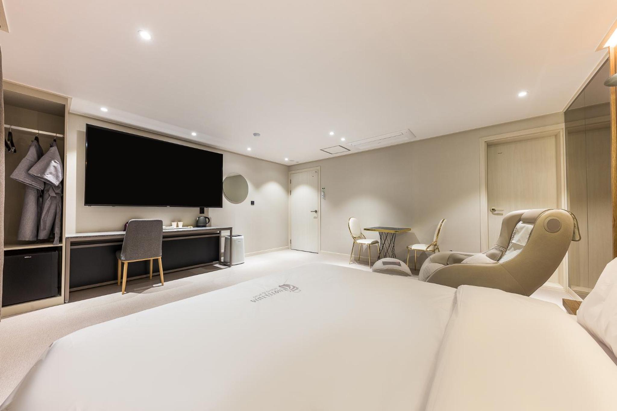 Superior Suite - Photo 13