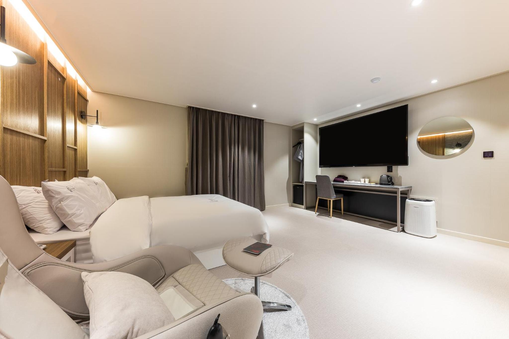 Superior Suite - Photo 12