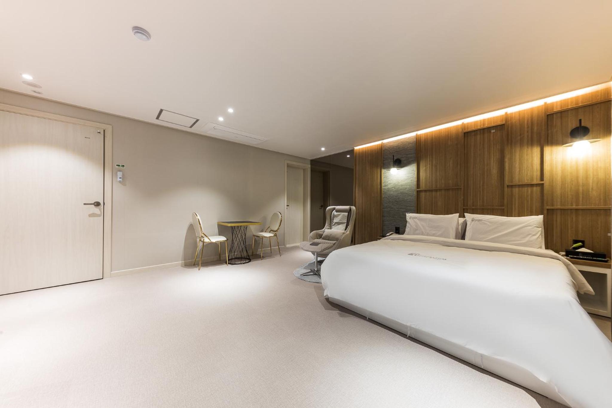 Superior Suite - Photo 11