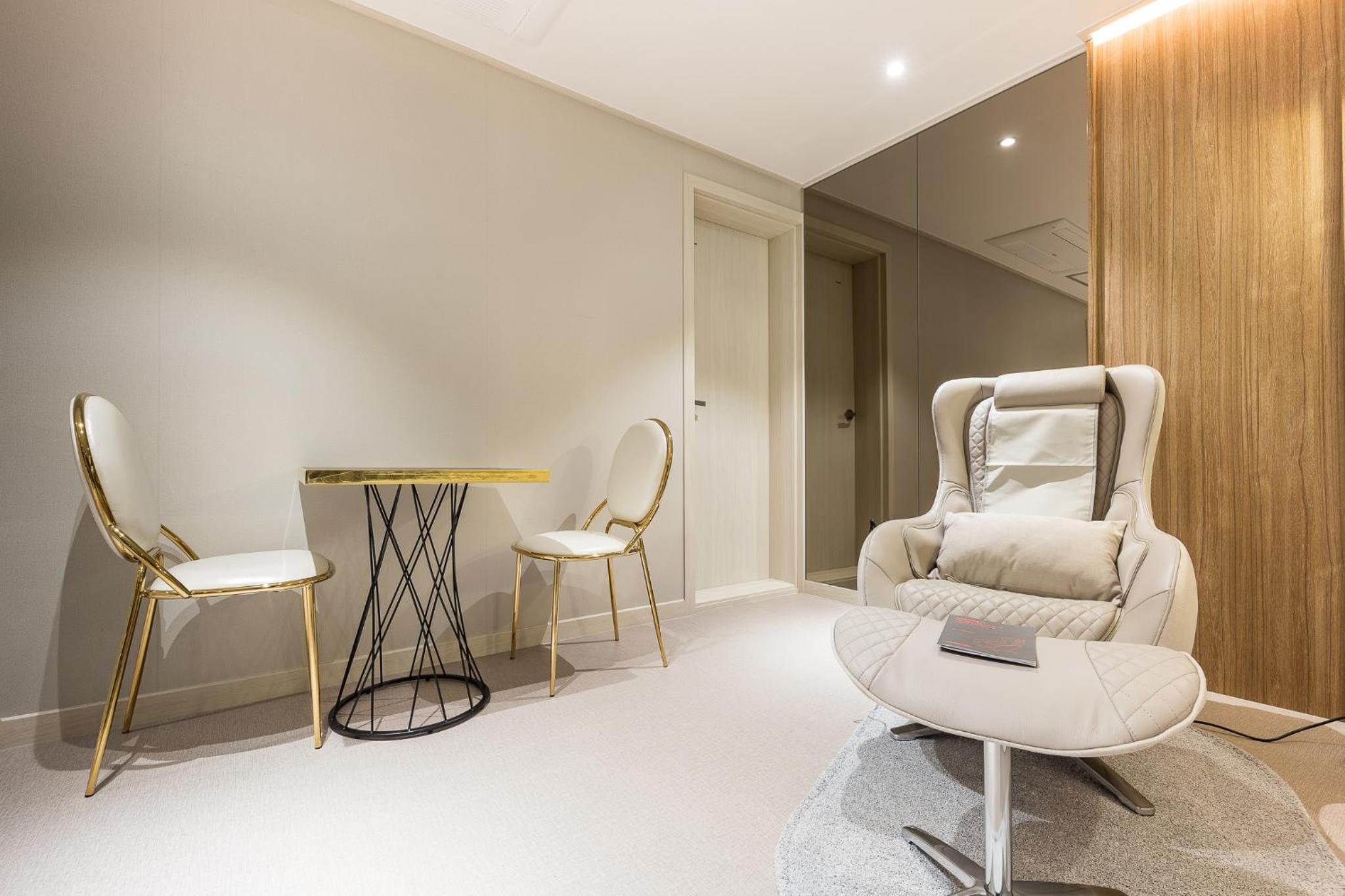 Superior Suite - Photo 10