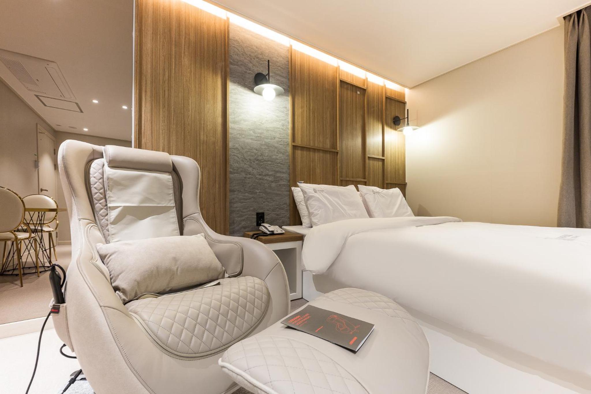 Superior Suite - Photo 9